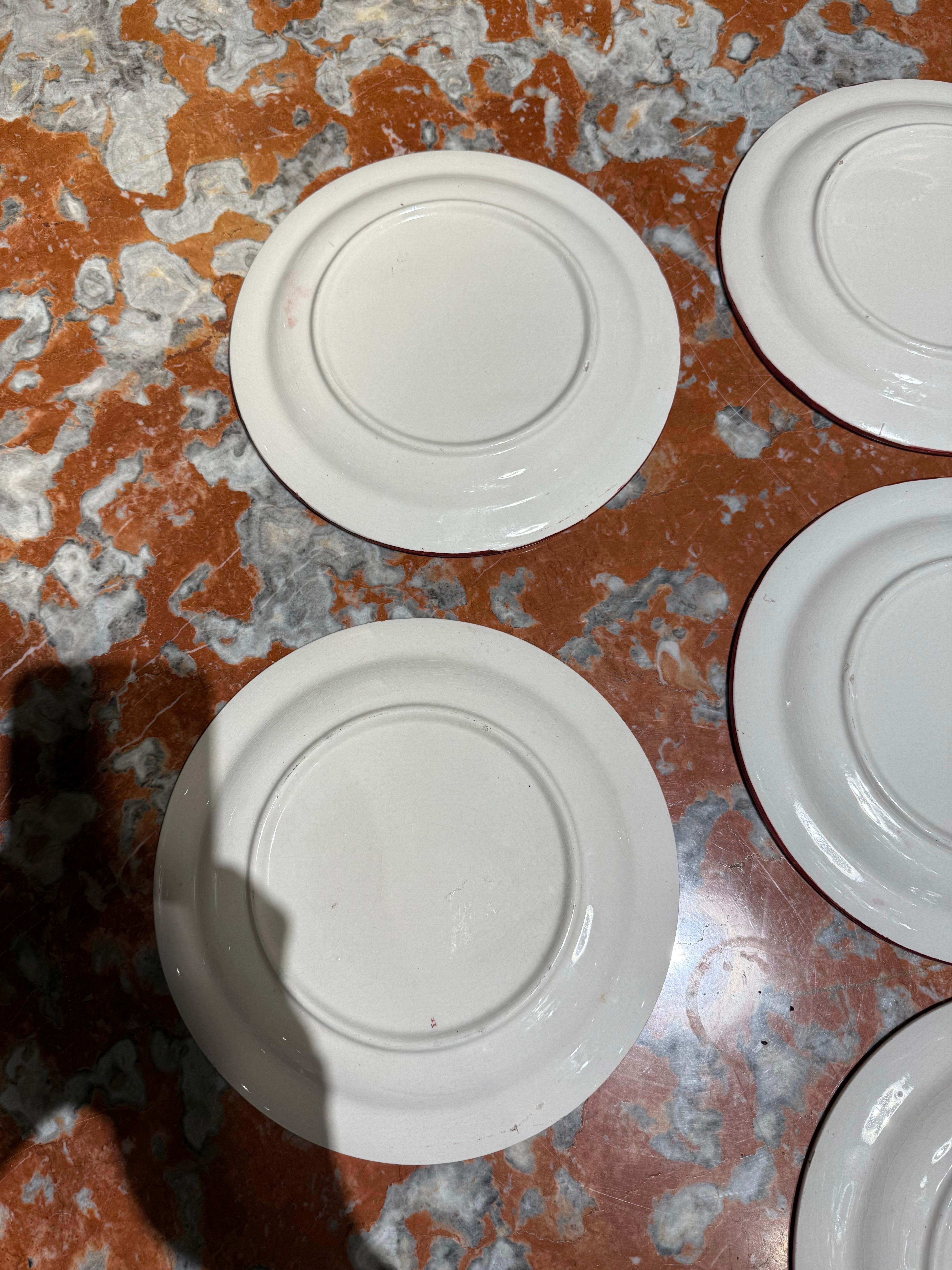 Ensemble de 7 assiettes à asperges peintes à la main en majolique française, milieu du 20e siècle en vente 2