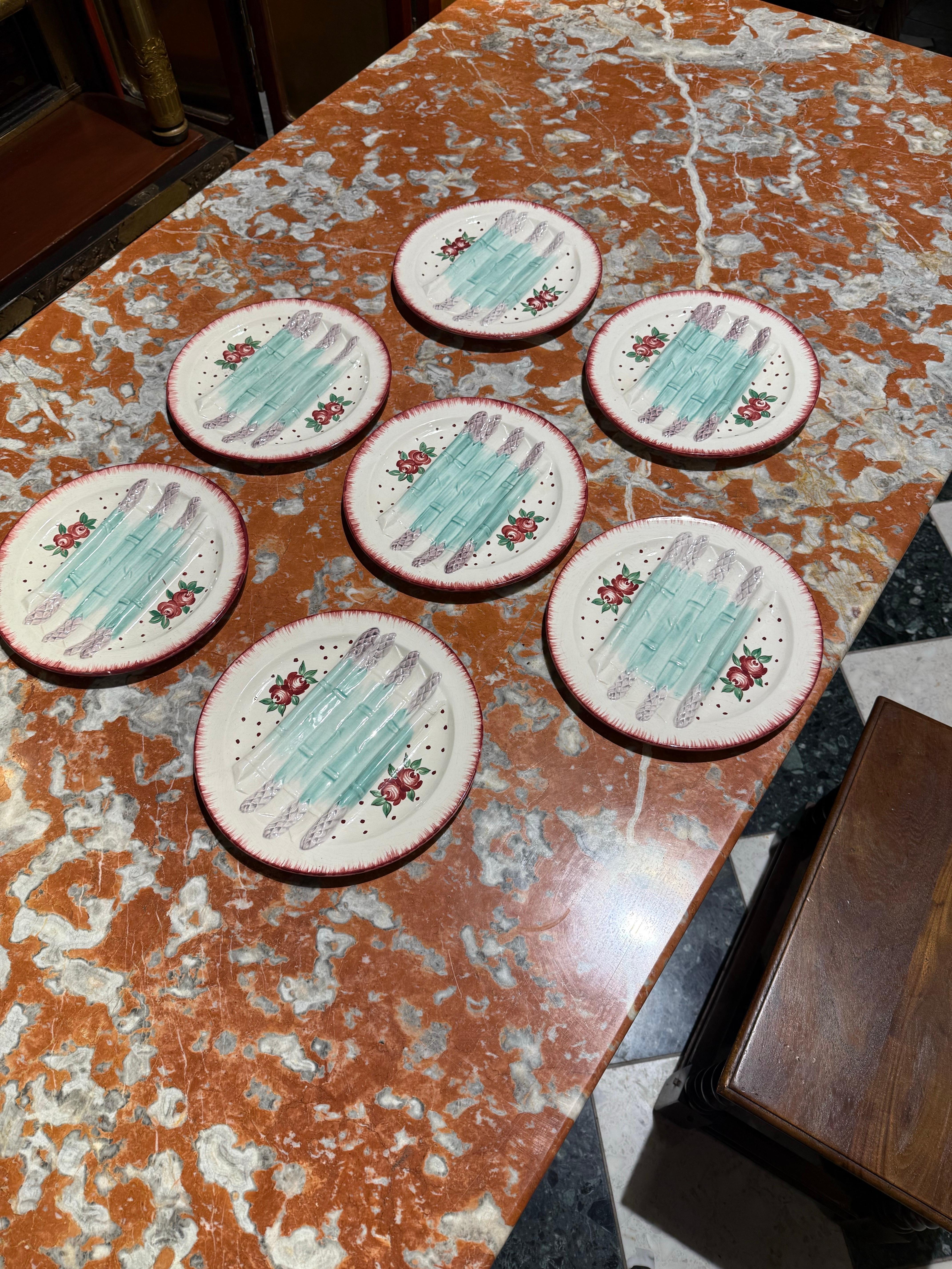Ensemble de 7 assiettes à asperges peintes à la main en majolique française, milieu du 20e siècle en vente 2