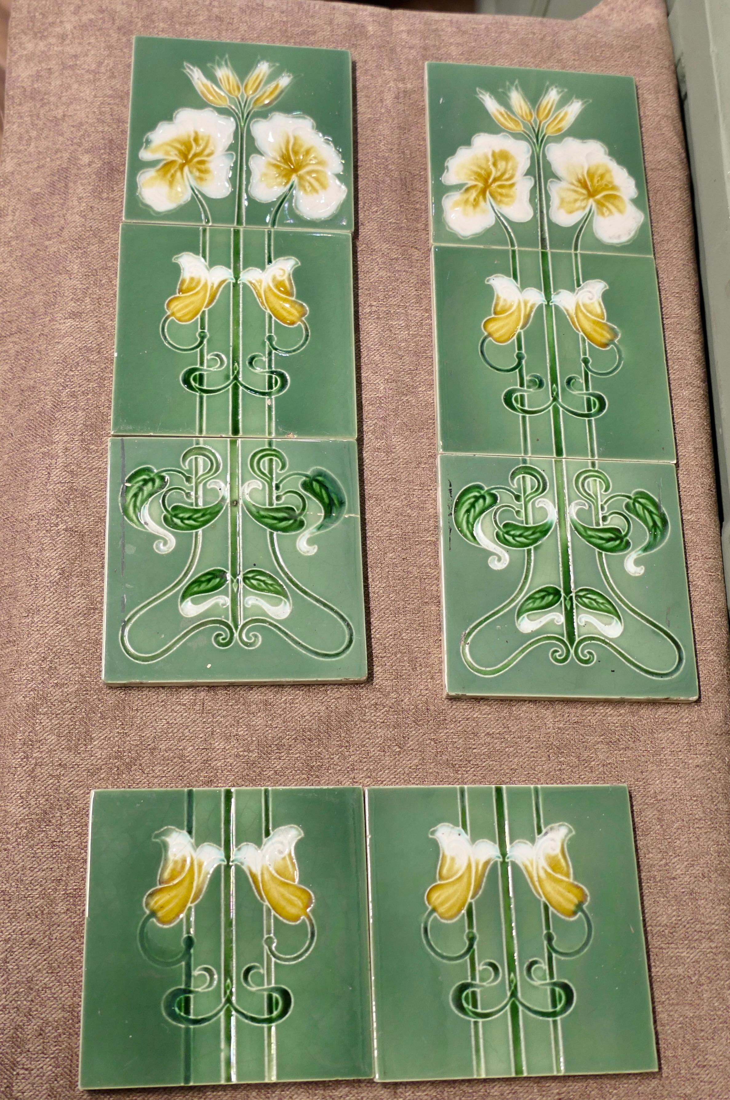 Un set di 8 piastrelle in ceramica goffrata Art Nouveau
Le piastrelle possono essere combinate in diversi motivi, sono di colore verde muschio con gigli gialli.
8 Belle piastrelle in generale buone condizioni, c'è un graffio profondo su una delle