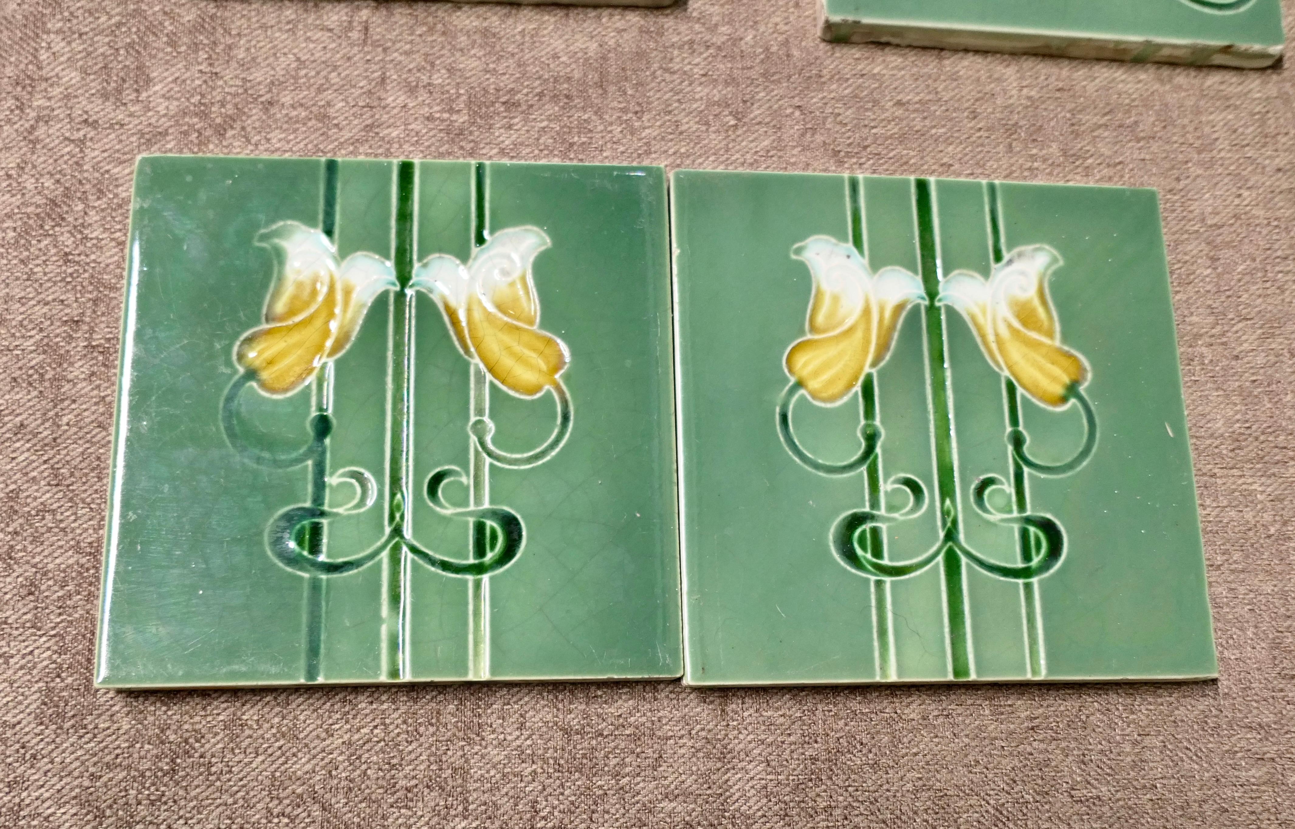 Un set di 8 piastrelle in ceramica goffrata Art Nouveau In condizioni buone in vendita a Godshill, Isle of Wight