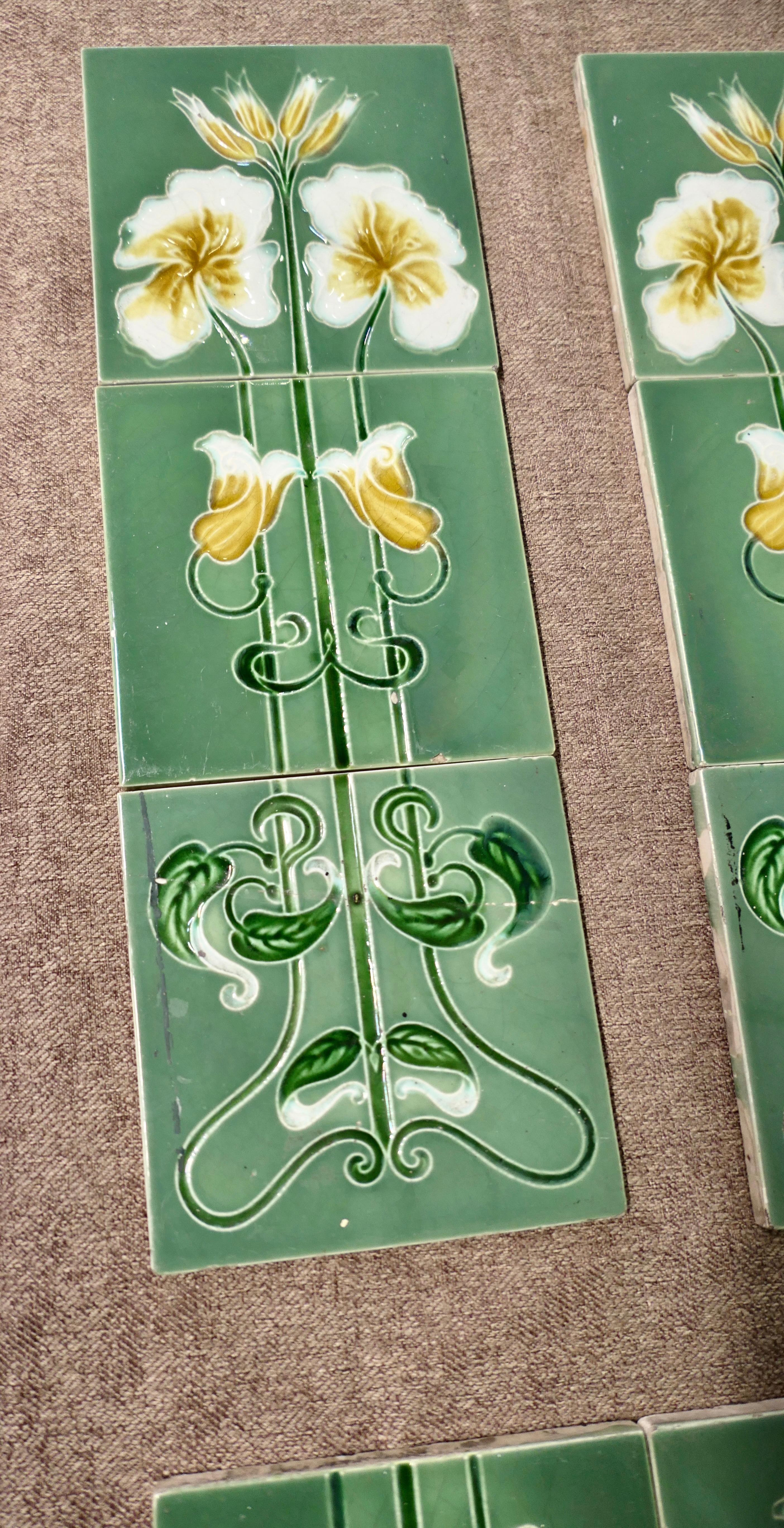 XIX secolo Un set di 8 piastrelle in ceramica goffrata Art Nouveau in vendita
