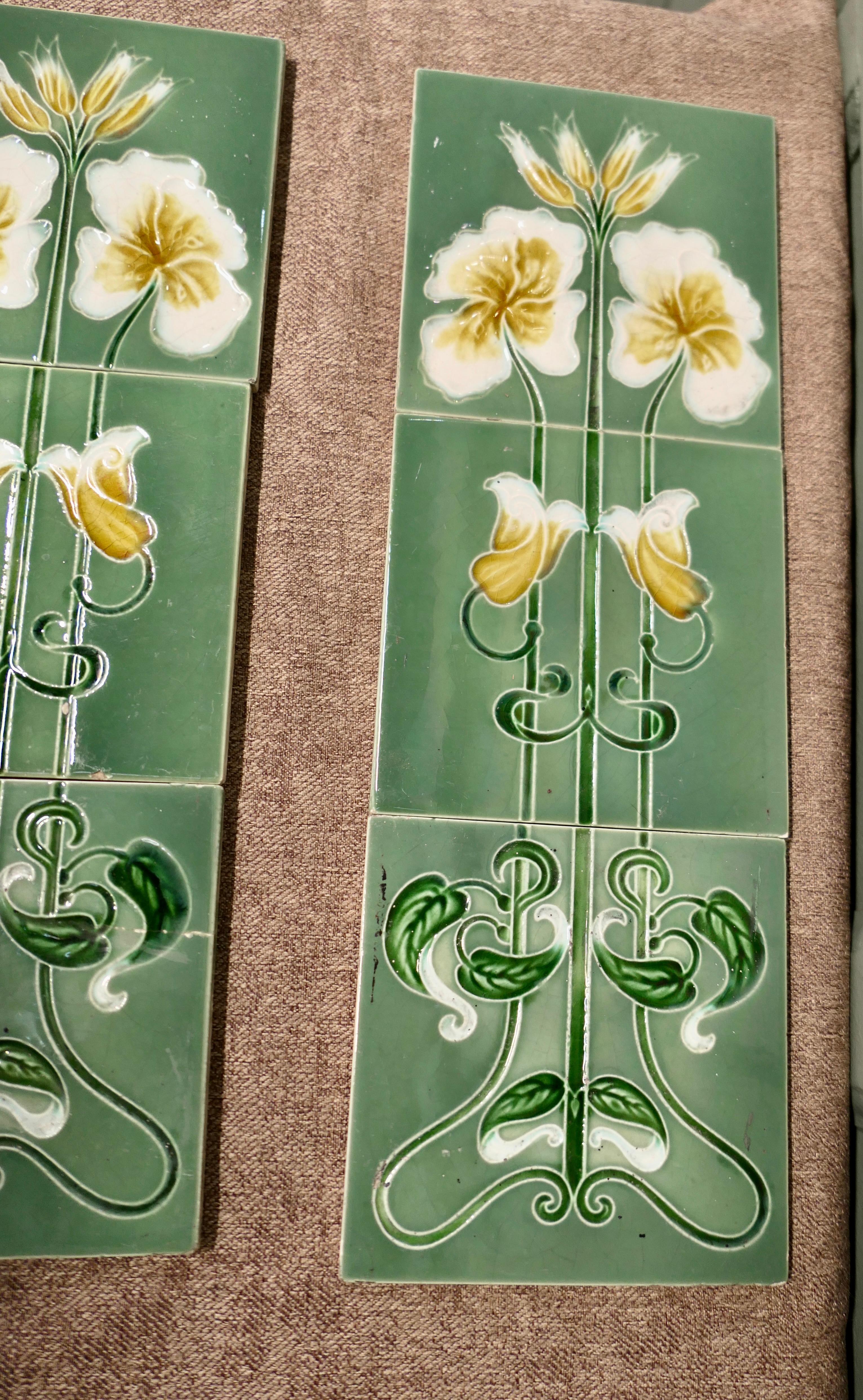 Ceramica Un set di 8 piastrelle in ceramica goffrata Art Nouveau in vendita