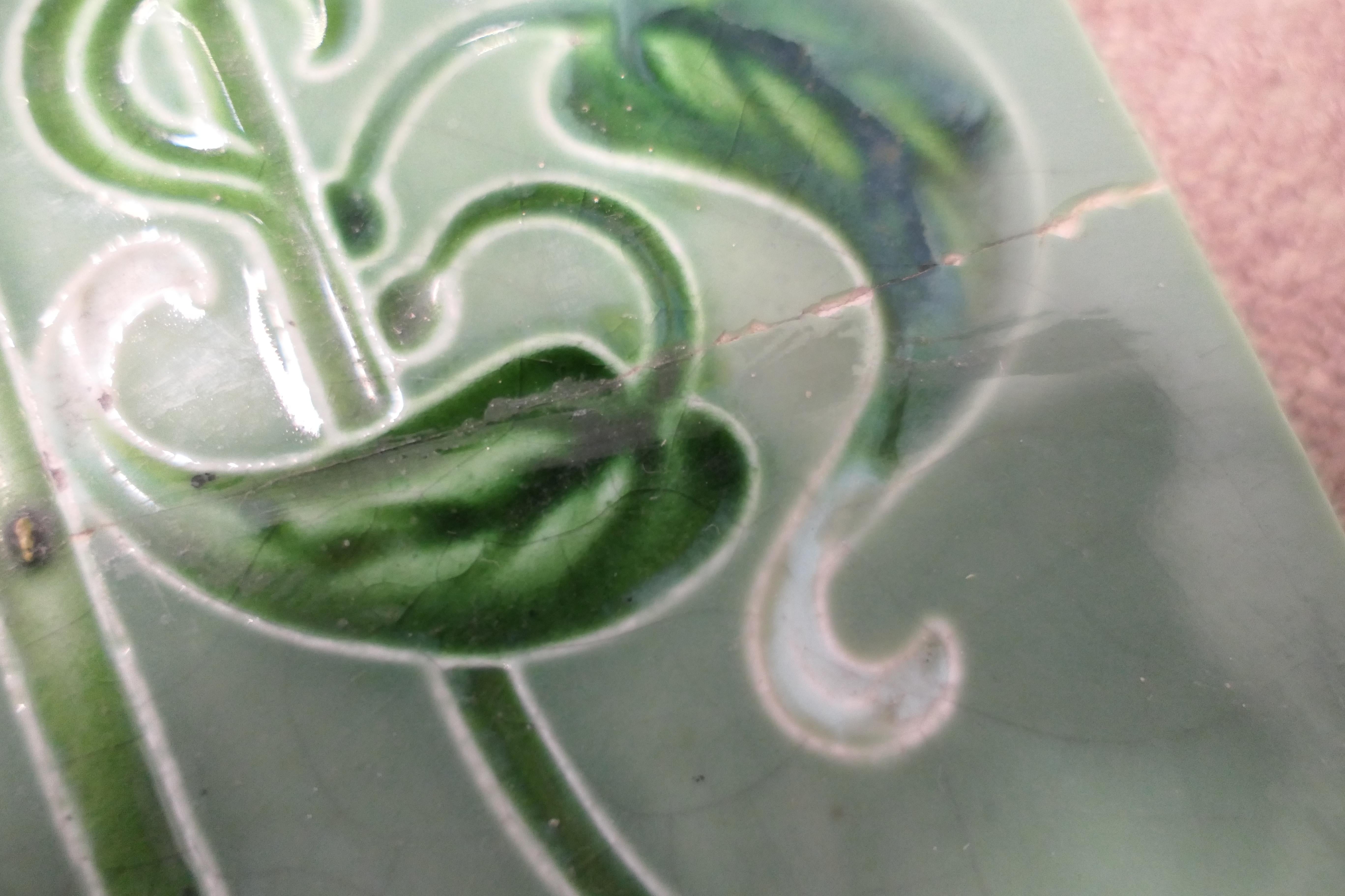 Un set di 8 piastrelle in ceramica goffrata Art Nouveau in vendita 1