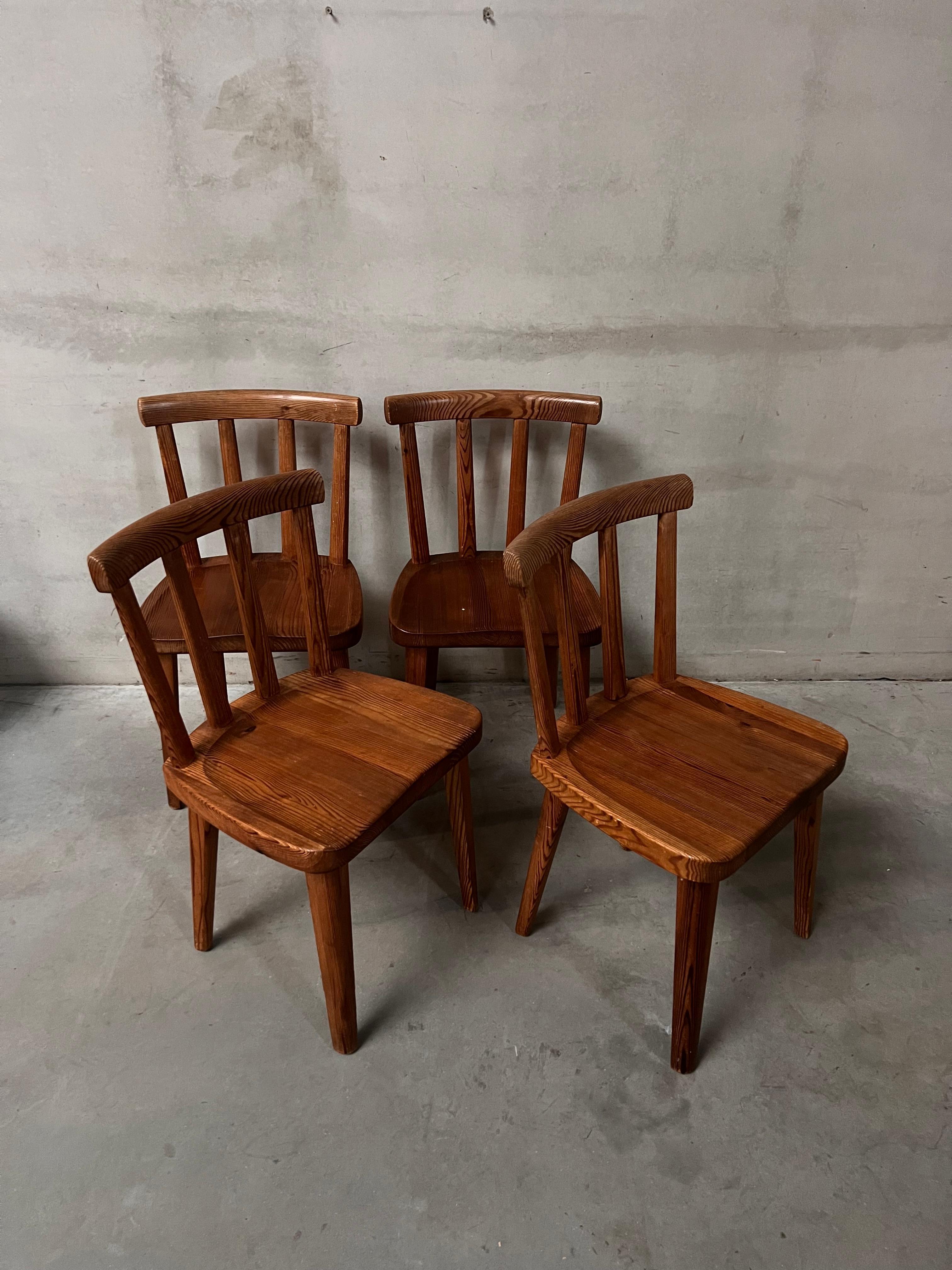 Chaise en pin Utö/Uto d'Axel-Einar Hjorth, Suède, vers 1933. Produit par Nordiska Kompaniet.  Un ensemble de 8 au total.  Acheté pour un chalet de sport sur la péninsule de Kulla, en Scanie.
Une chaise marquée d'une inscription au crayon 