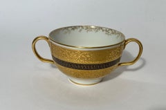 Set von 8 cremefarbenen Suppen- oder Dessertbechern und Untertassen. Antike Limoges, um 1890