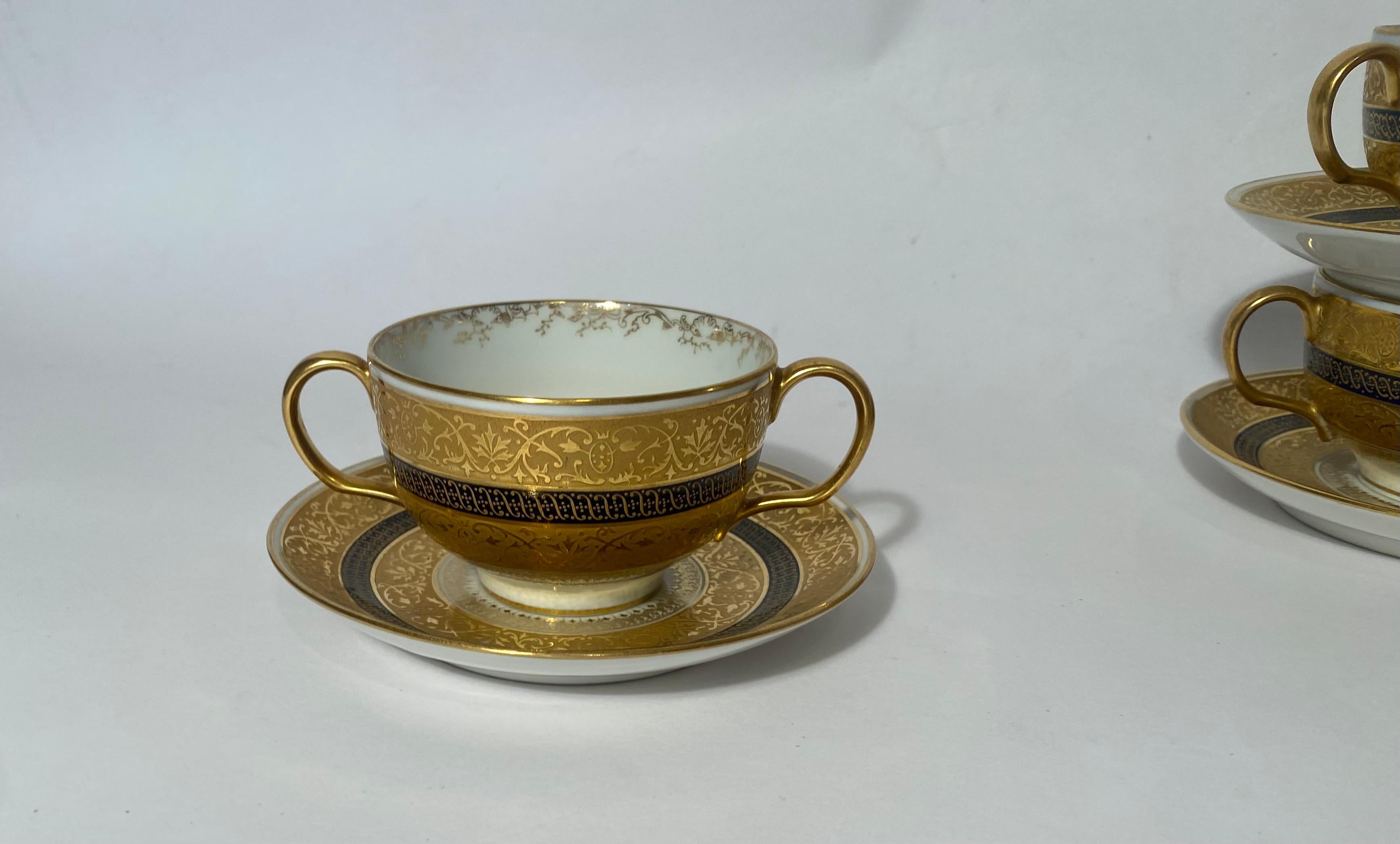 Fait main Un ensemble de 8 tasses et soucoupes à soupe ou à dessert crème. Antique Limoges vers 1890  en vente