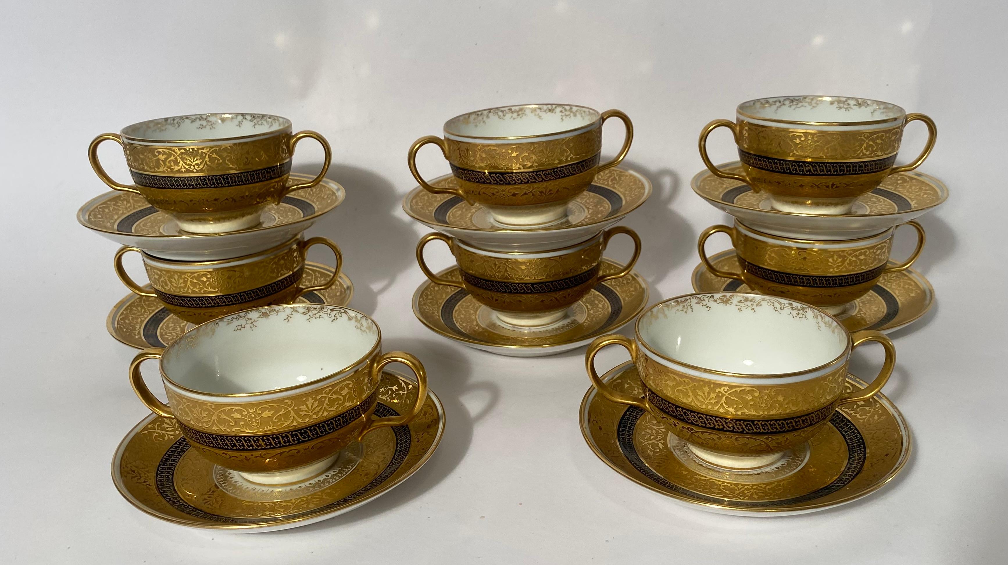 Fin du XIXe siècle Un ensemble de 8 tasses et soucoupes à soupe ou à dessert crème. Antique Limoges vers 1890  en vente