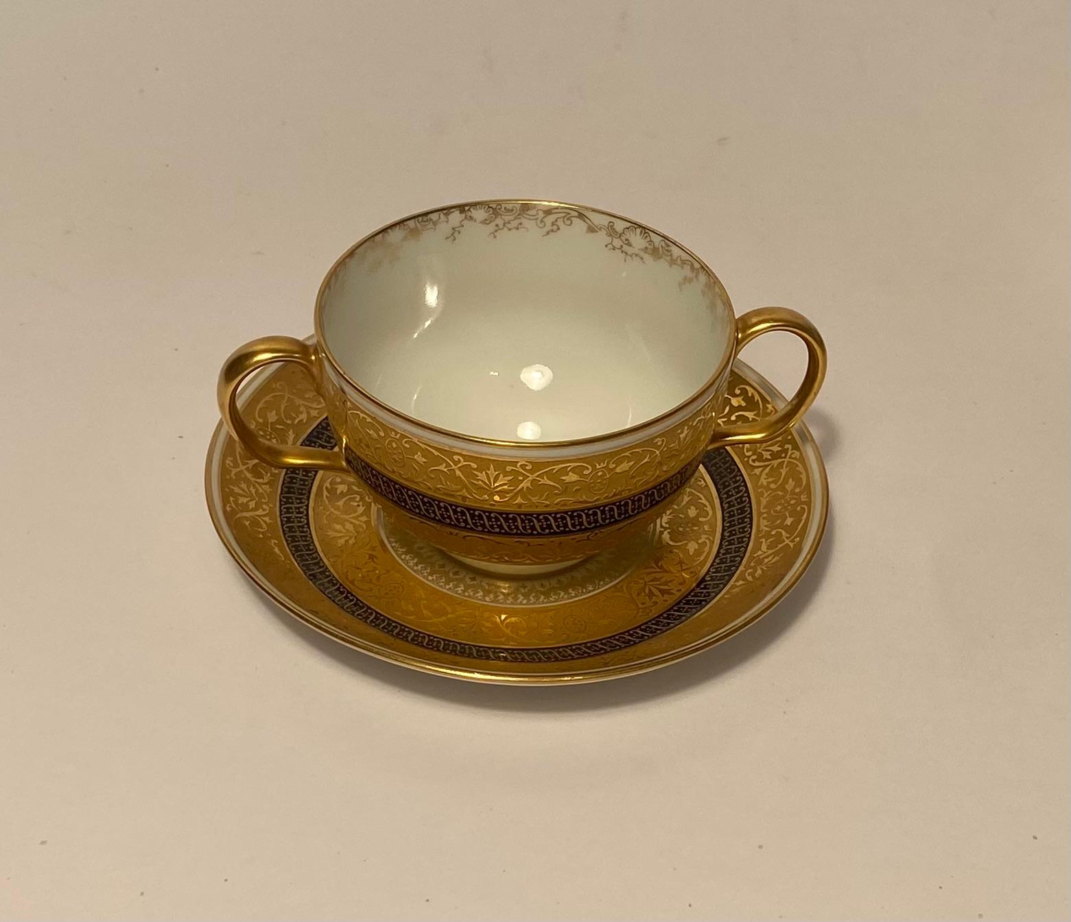 Un ensemble de 8 tasses et soucoupes à soupe ou à dessert crème. Antique Limoges vers 1890  en vente 1