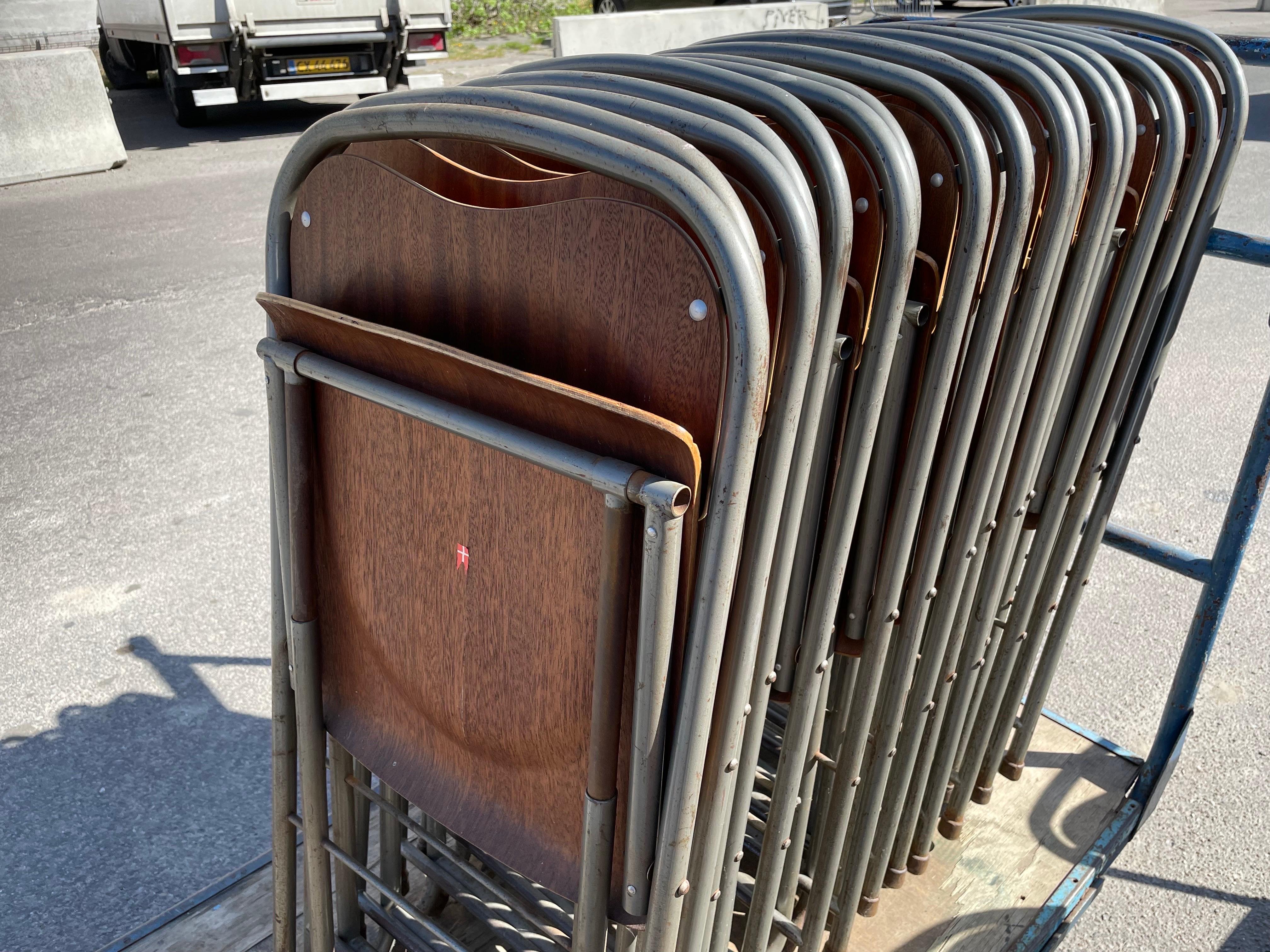 Metà XX secolo Set di 8 sedie danesi pieghevoli in teak e metallo del Medioevo, 1970´S in vendita