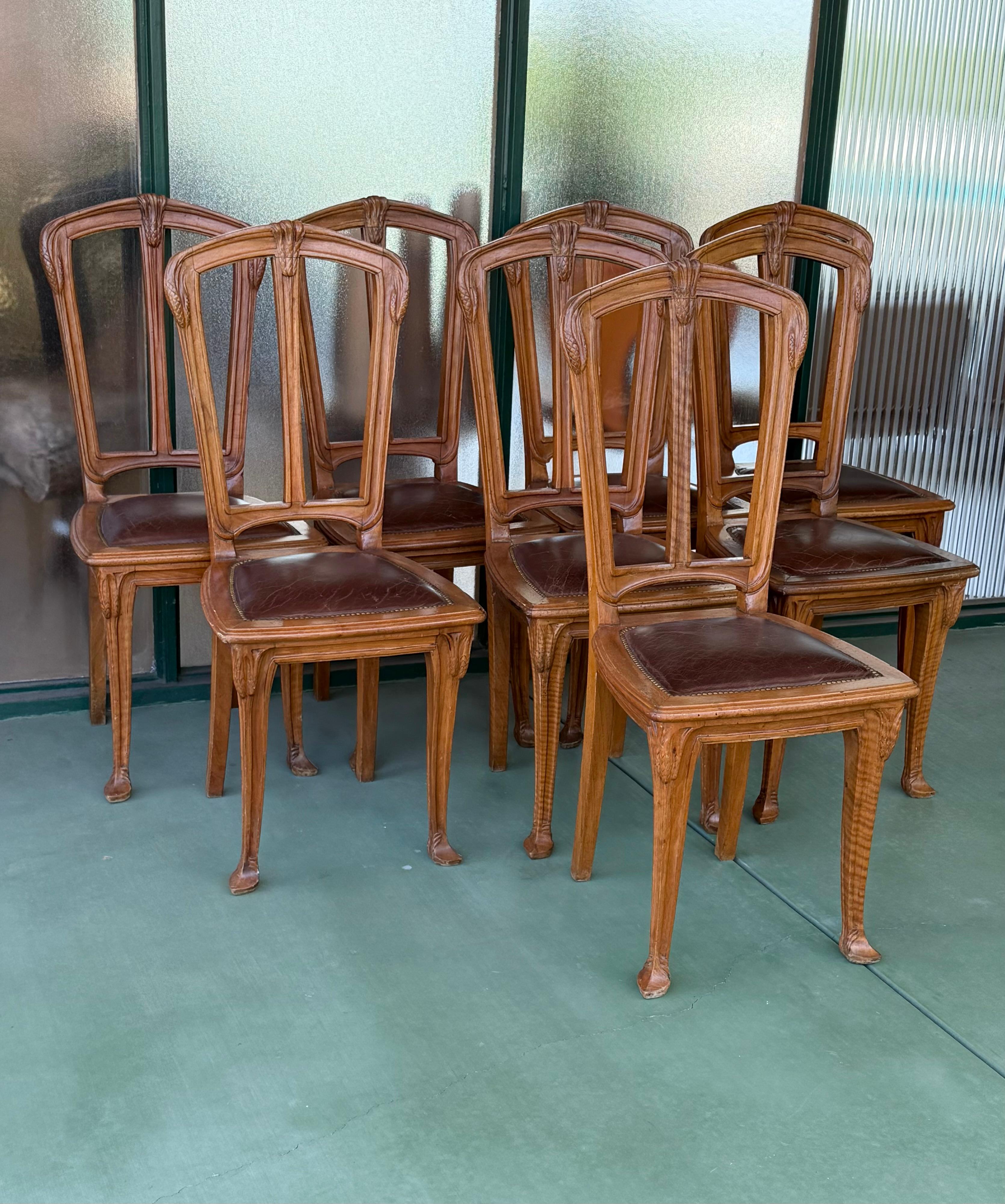 Juego de 8 sillas de comedor francesas Art Nouveau con asientos de cuero, finales del s. XIX. en venta 4