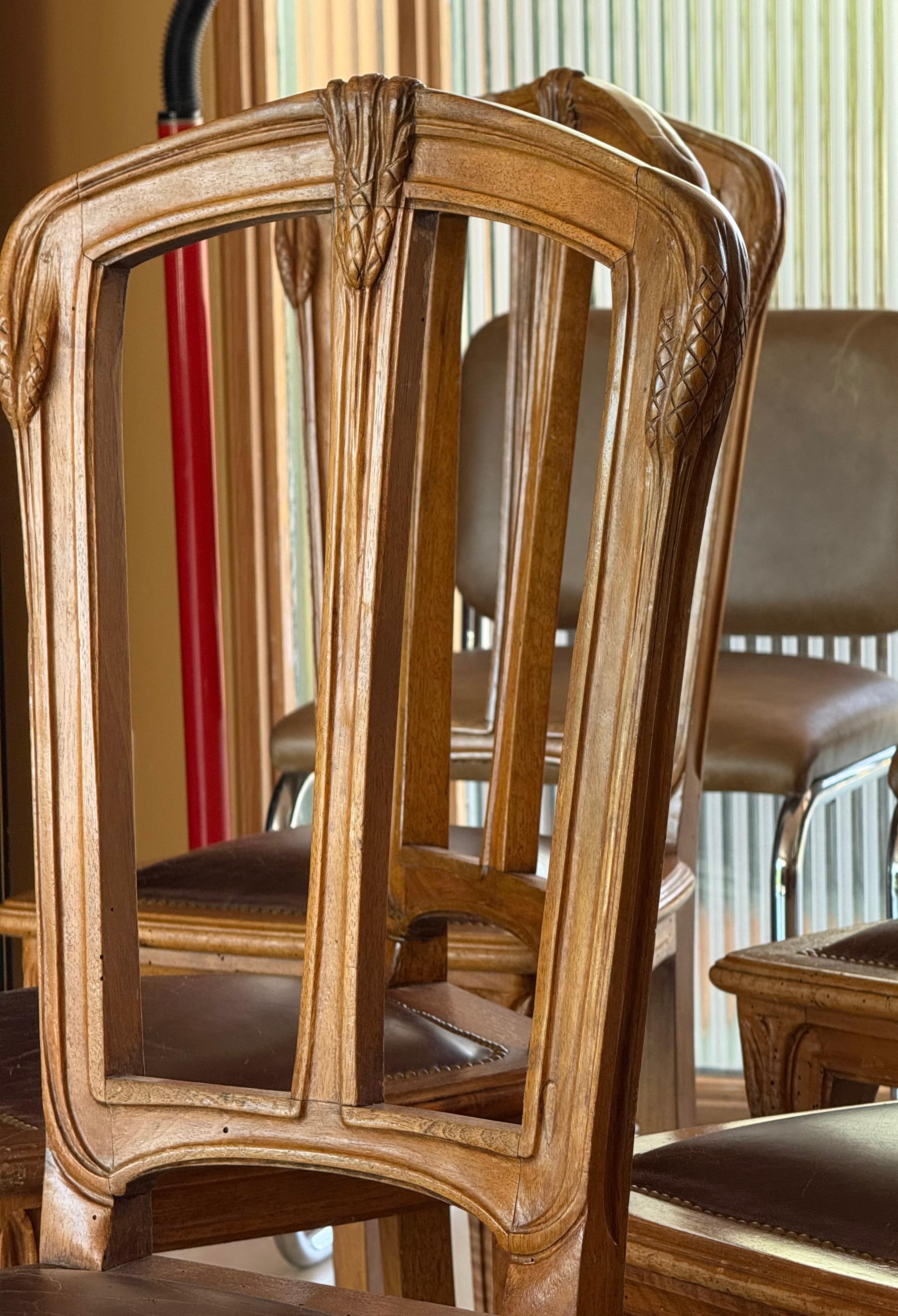Juego de 8 sillas de comedor francesas Art Nouveau con asientos de cuero, finales del s. XIX. en venta 8