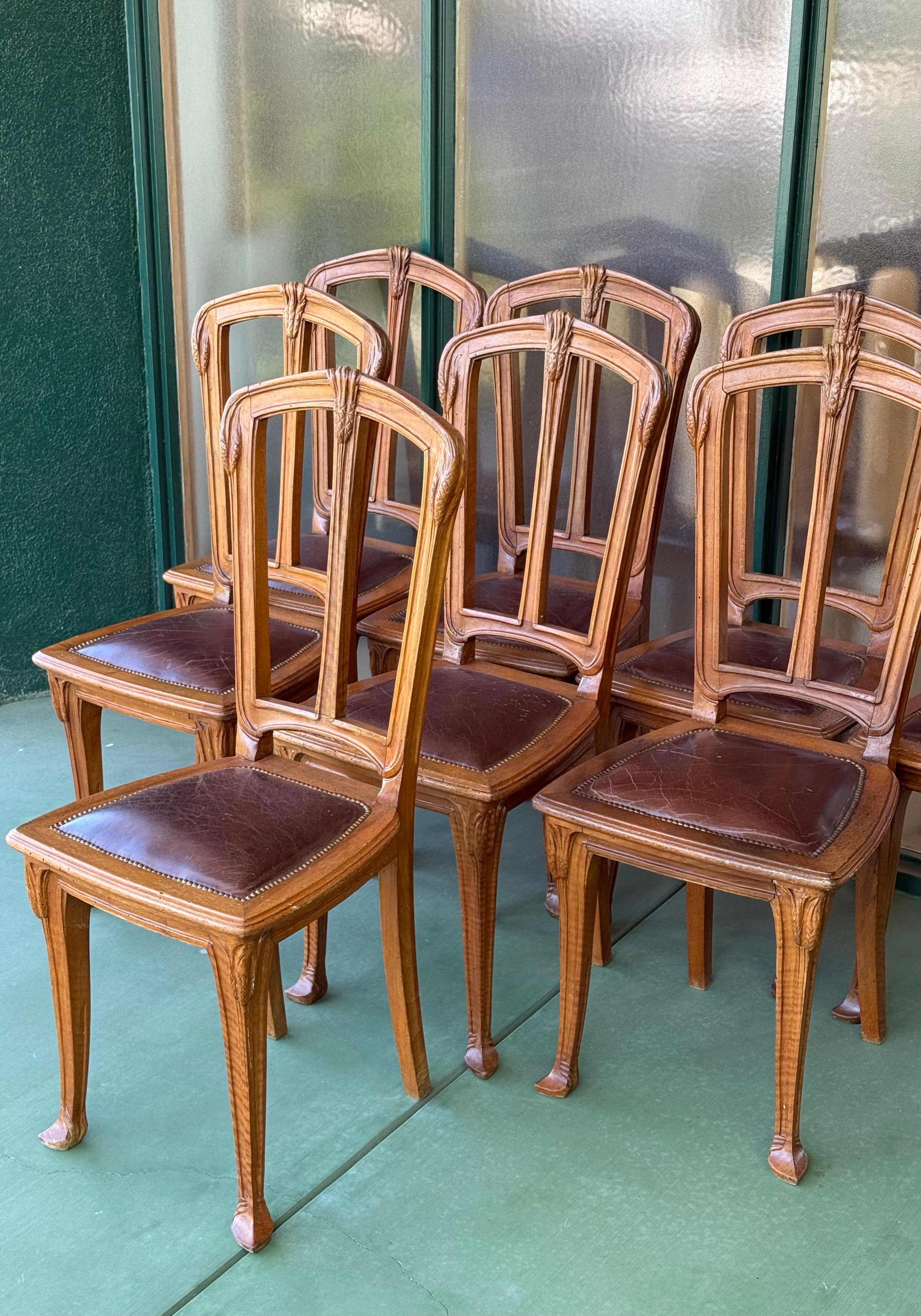 Juego de 8 sillas de comedor francesas Art Nouveau con asientos de cuero, finales del s. XIX. en venta 9