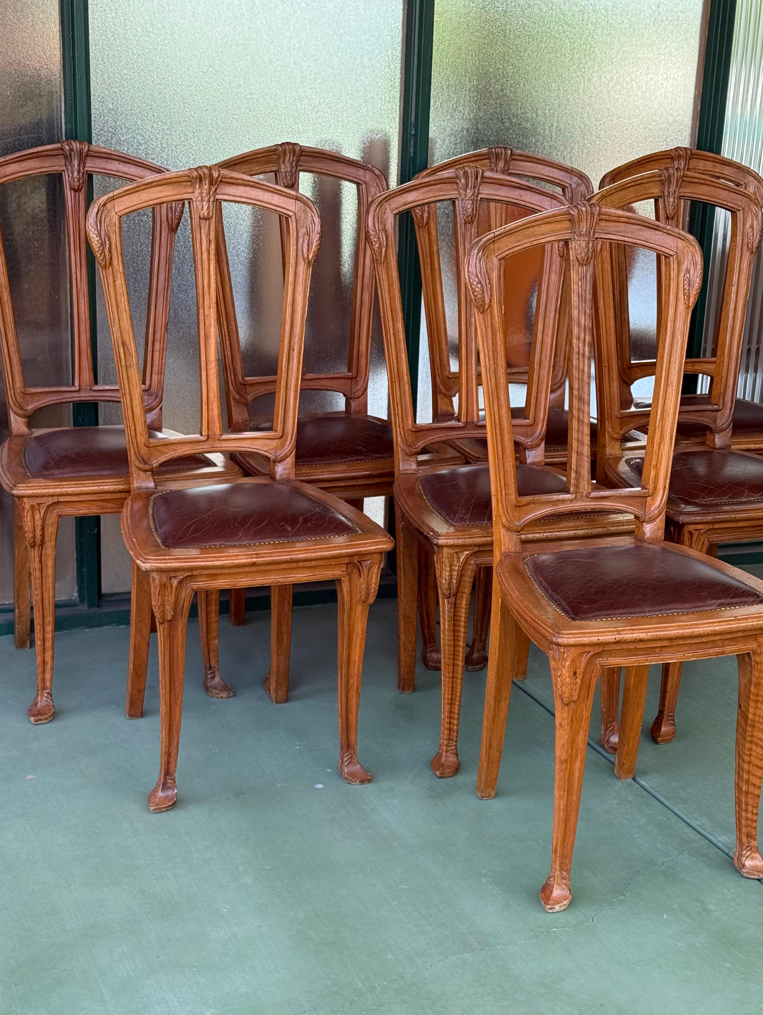 Juego de 8 sillas de comedor francesas Art Nouveau con asientos de cuero, finales del s. XIX. en venta 10