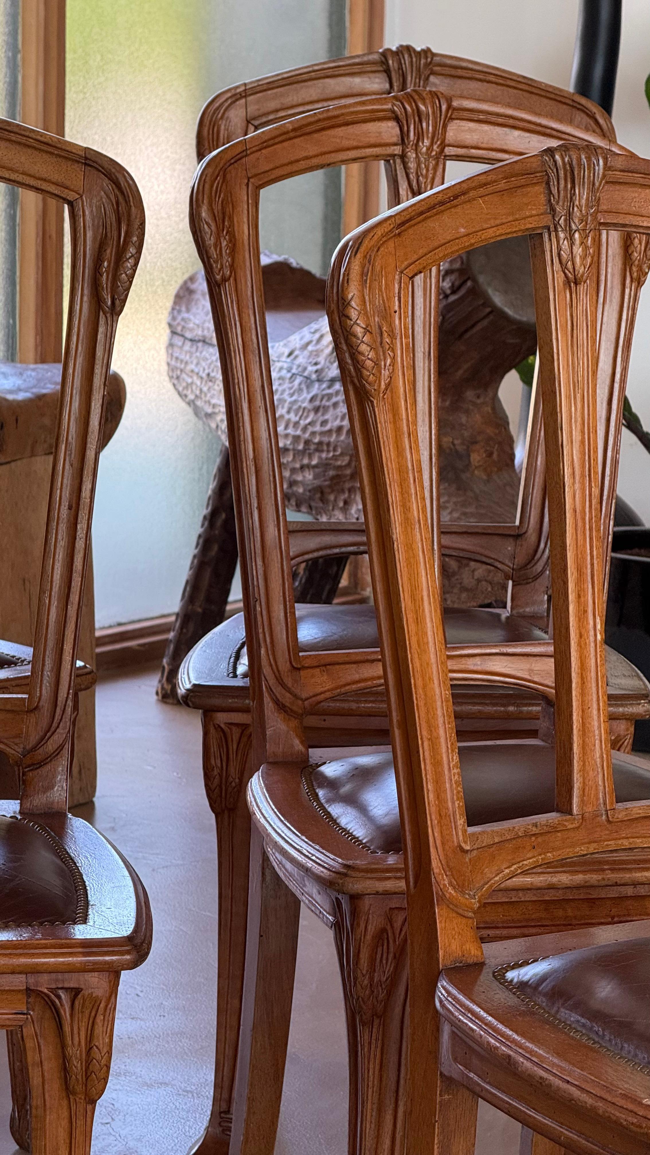 Juego de 8 sillas de comedor francesas Art Nouveau con asientos de cuero, finales del s. XIX. Francés en venta
