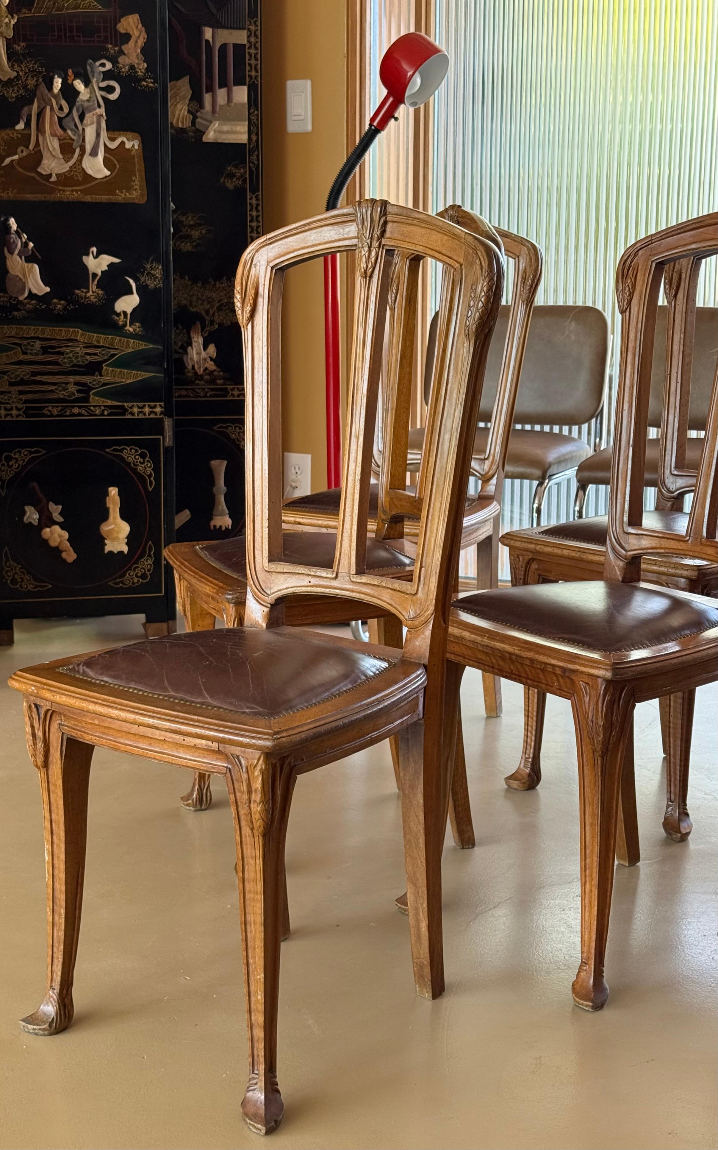 Juego de 8 sillas de comedor francesas Art Nouveau con asientos de cuero, finales del s. XIX. Latón en venta