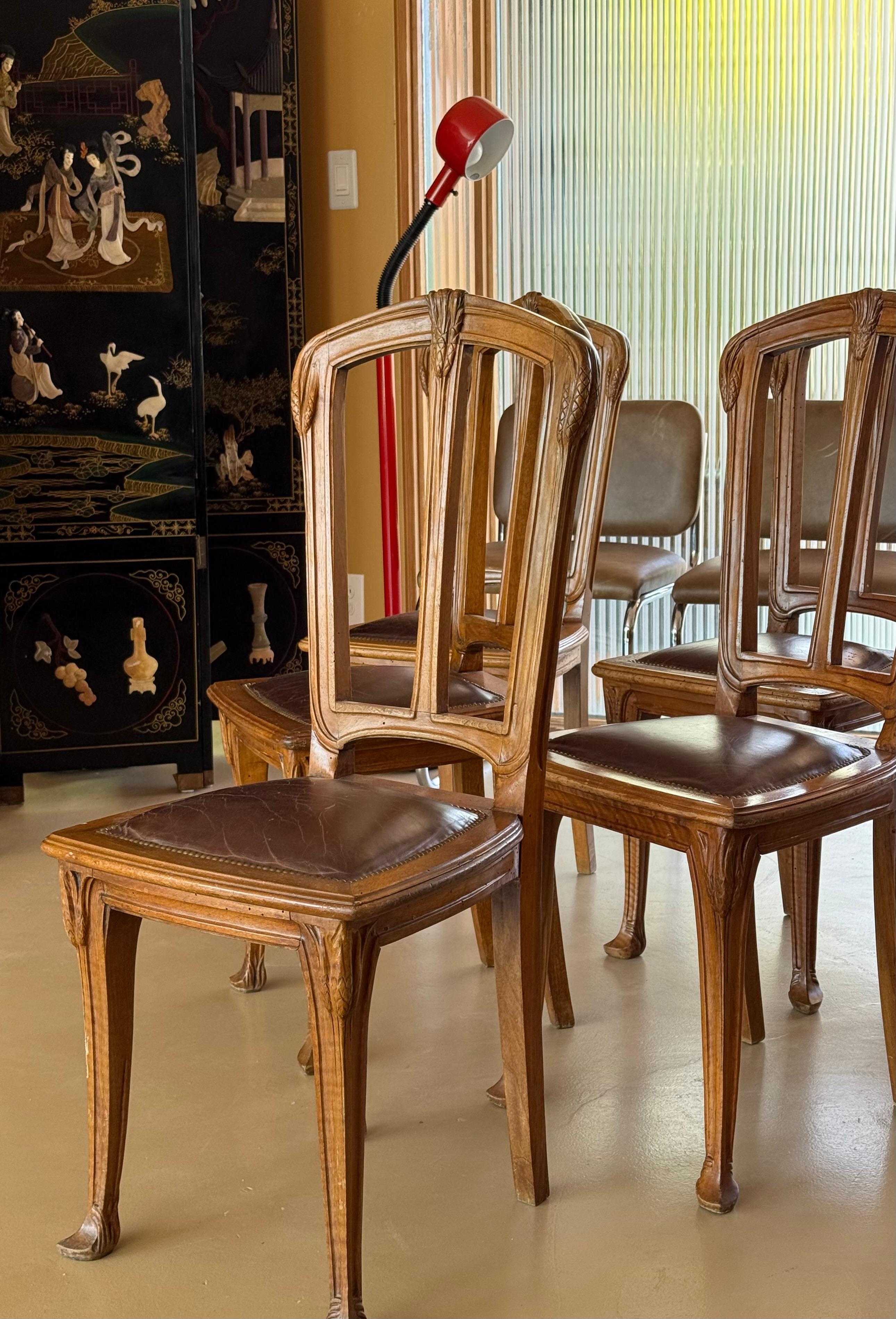 Juego de 8 sillas de comedor francesas Art Nouveau con asientos de cuero, finales del s. XIX. en venta 1