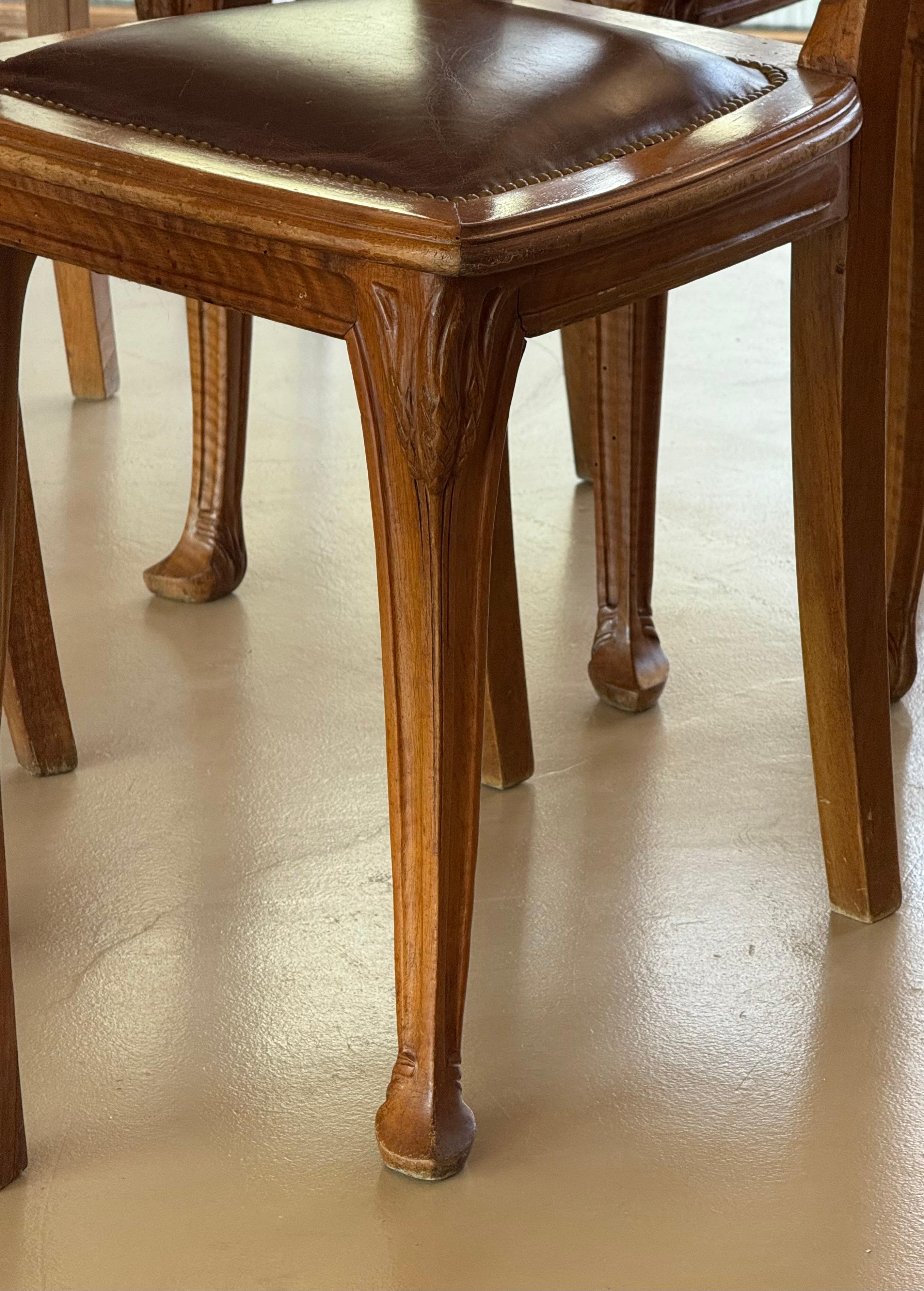 Juego de 8 sillas de comedor francesas Art Nouveau con asientos de cuero, finales del s. XIX. en venta 2