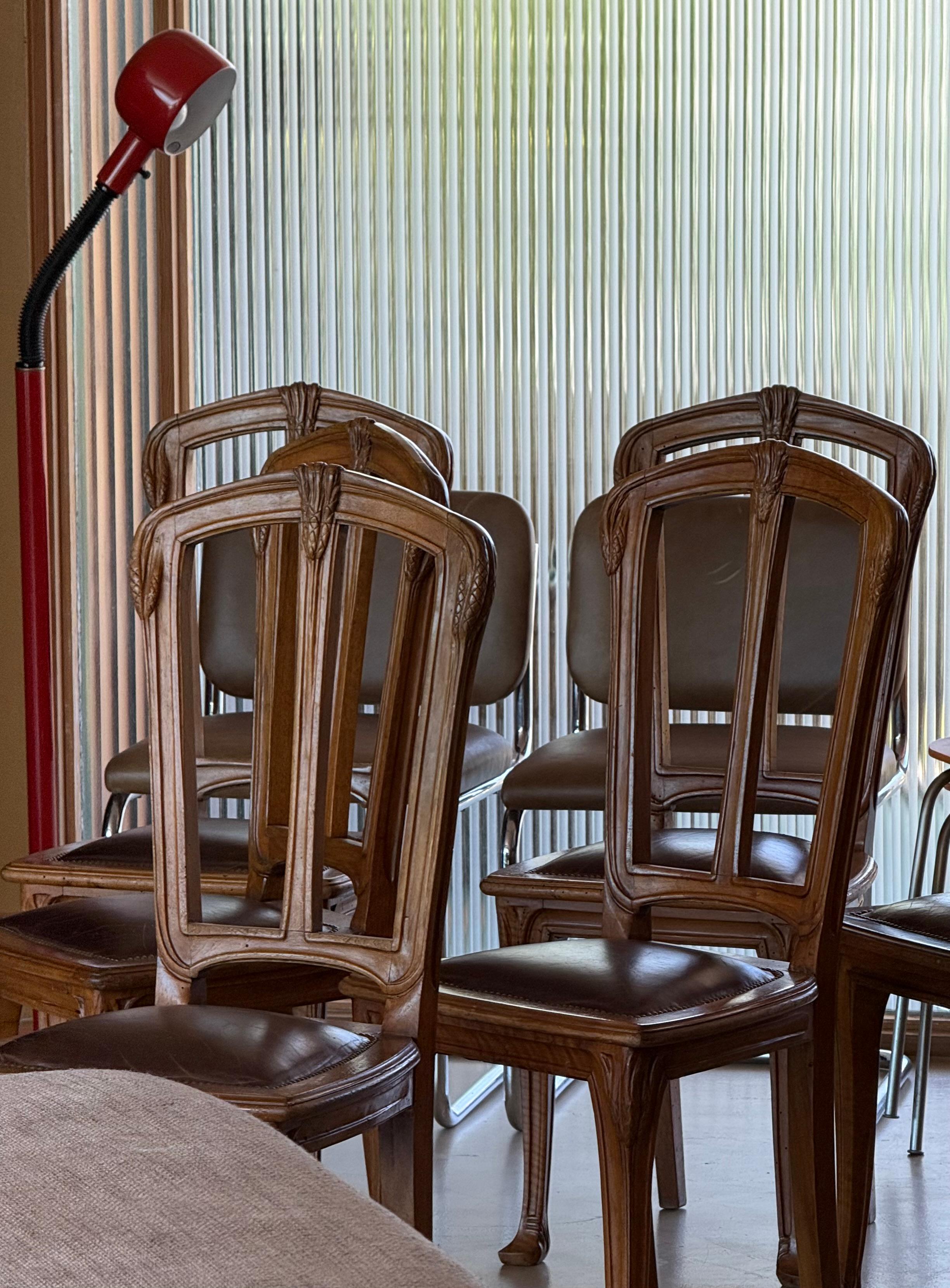 Juego de 8 sillas de comedor francesas Art Nouveau con asientos de cuero, finales del s. XIX. en venta 3