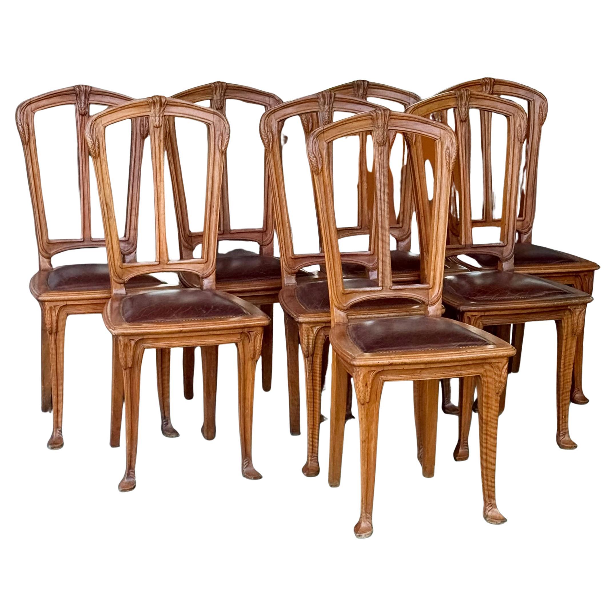 Juego de 8 sillas de comedor francesas Art Nouveau con asientos de cuero, finales del s. XIX. en venta