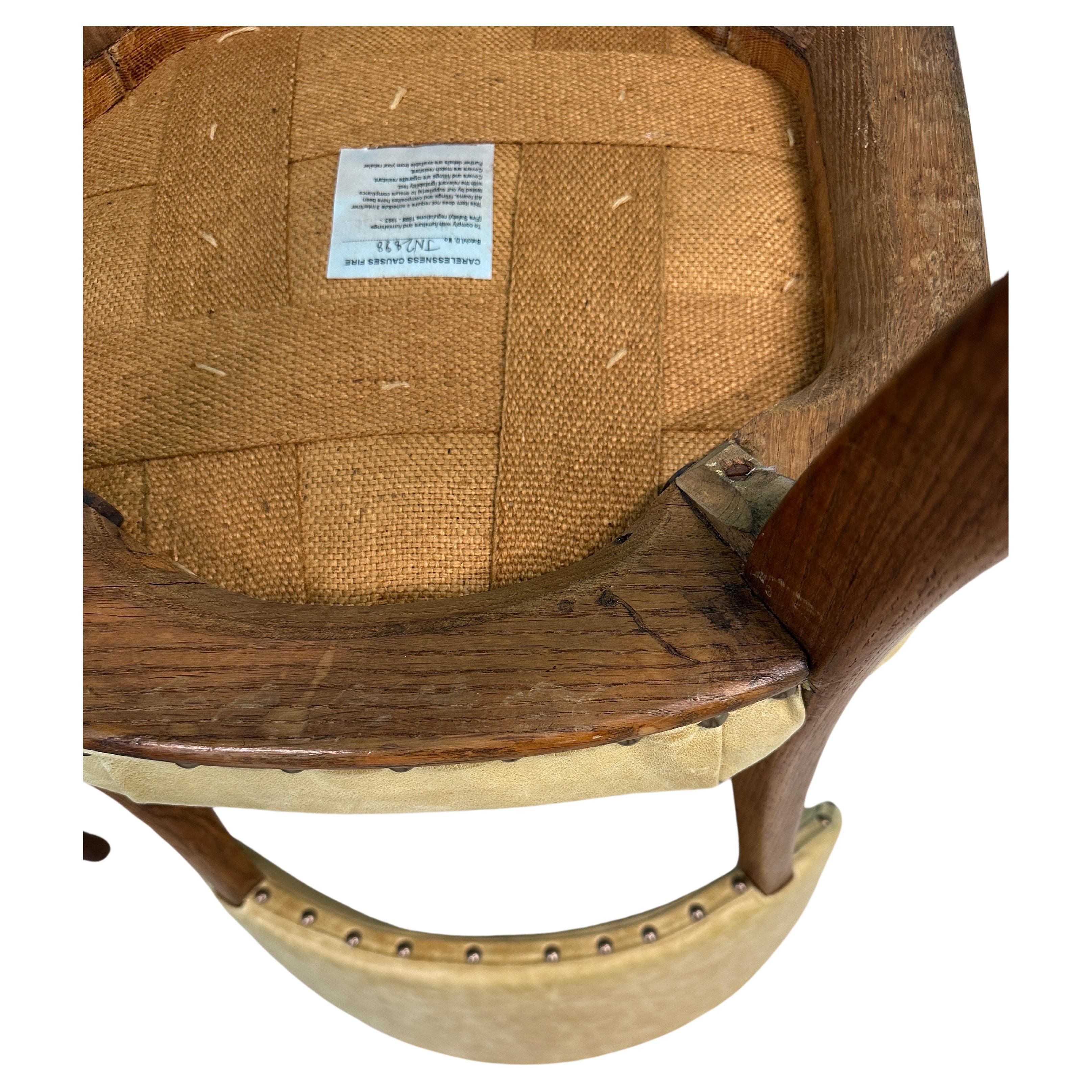 Un set di 8 sedie da sala da pranzo in legno di quercia completamente e appena rivestite in pelle di Rimini Cream di Futura. Una pelle naturale all'anilina dall'aspetto invecchiato. Gambe con borchie in ottone e ceralacca. Un set di sedie da pranzo