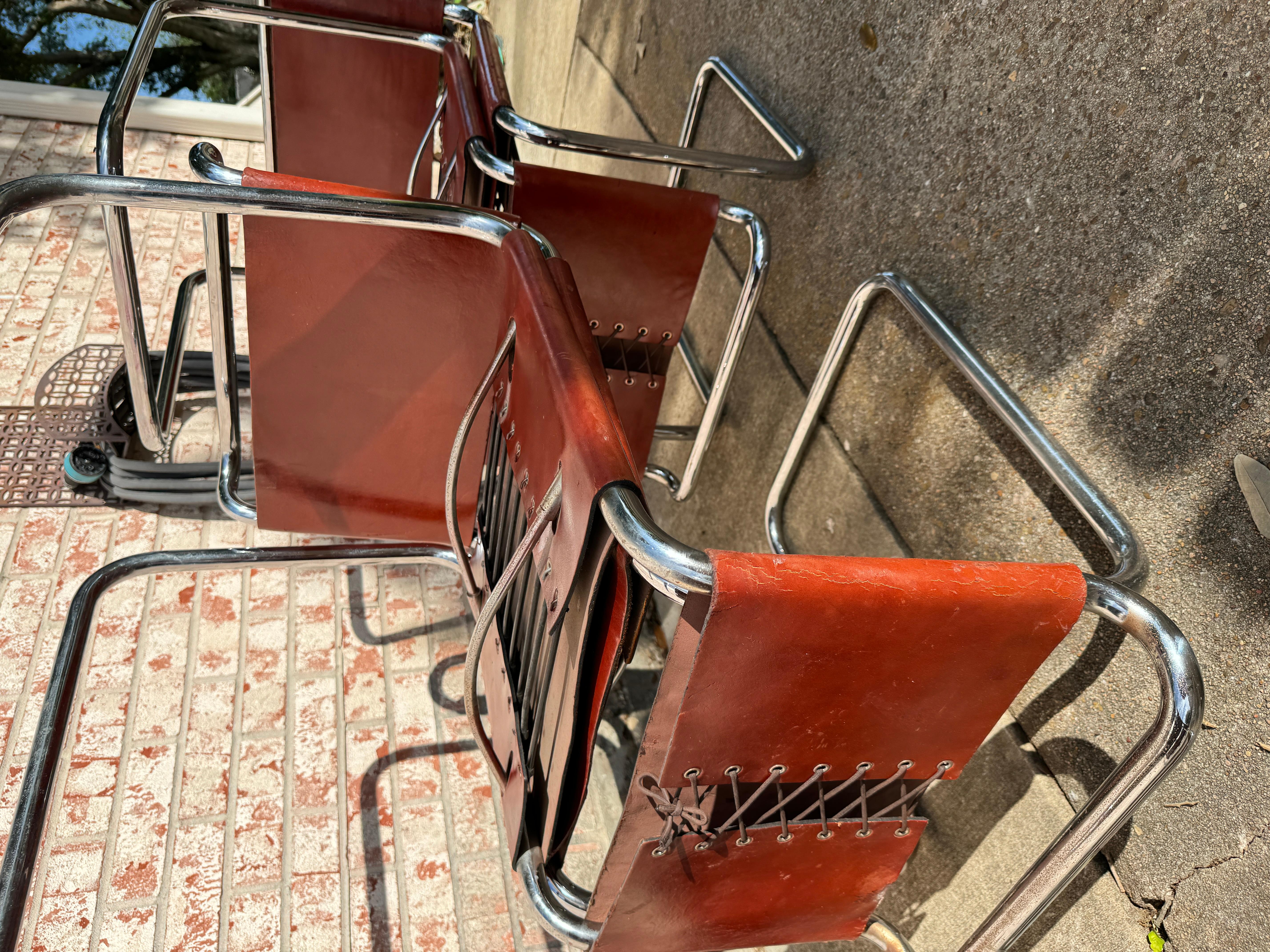Un ensemble de 8 chaises Spoleto b33 originales pour Knoll, vers les années 1970. Une pièce intemporelle au design moderne. Cadre en tube d'acier sans couture avec le cuir de vachette d'origine. Les chaises sont structurellement saines avec une