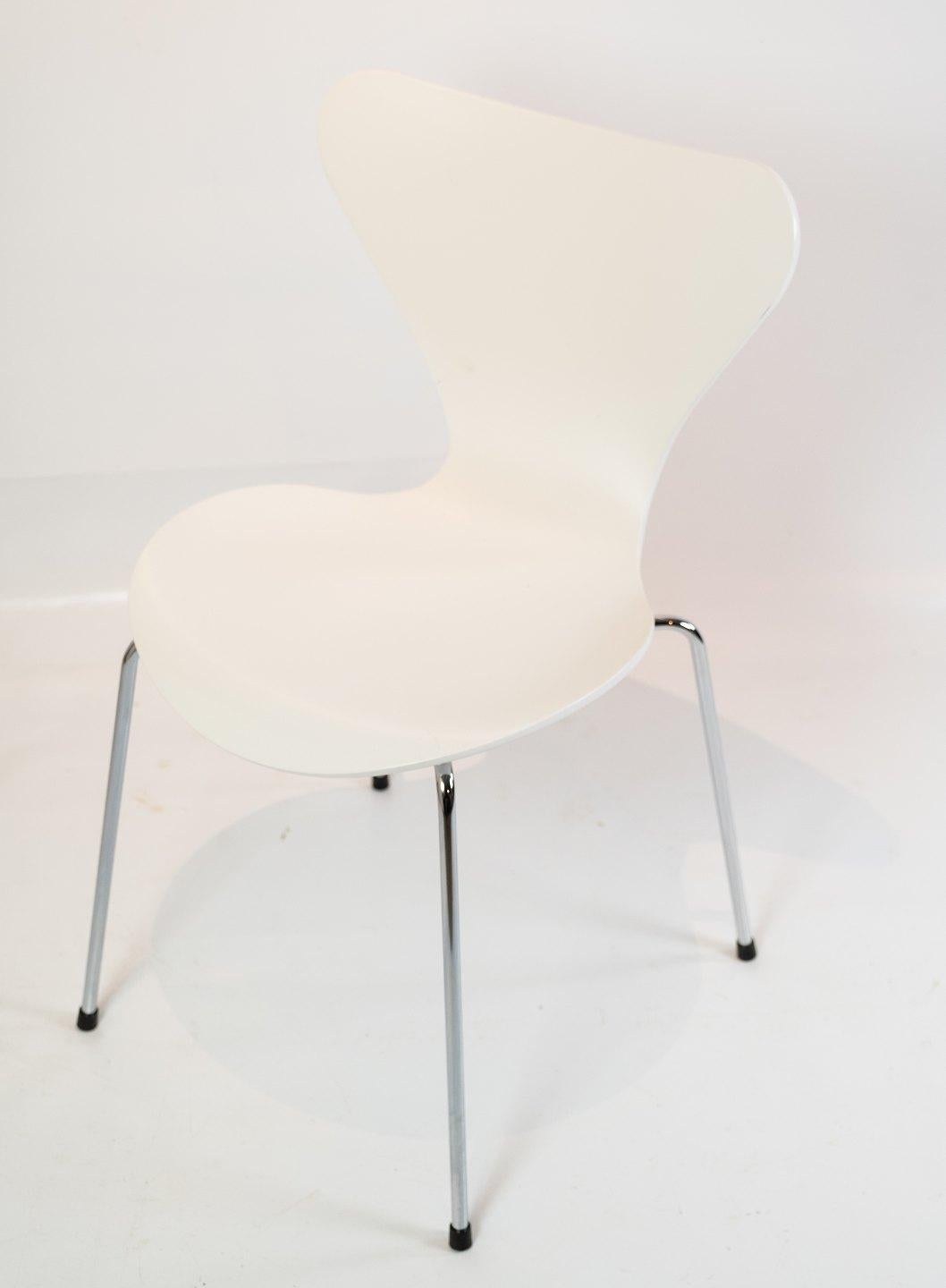 A set of 8 seven chairs, model 3107, designed by Arne Jacobsen and manufactured by Fritz Hansen in 2020. The chairs are lacquered white and in great used condition.
   