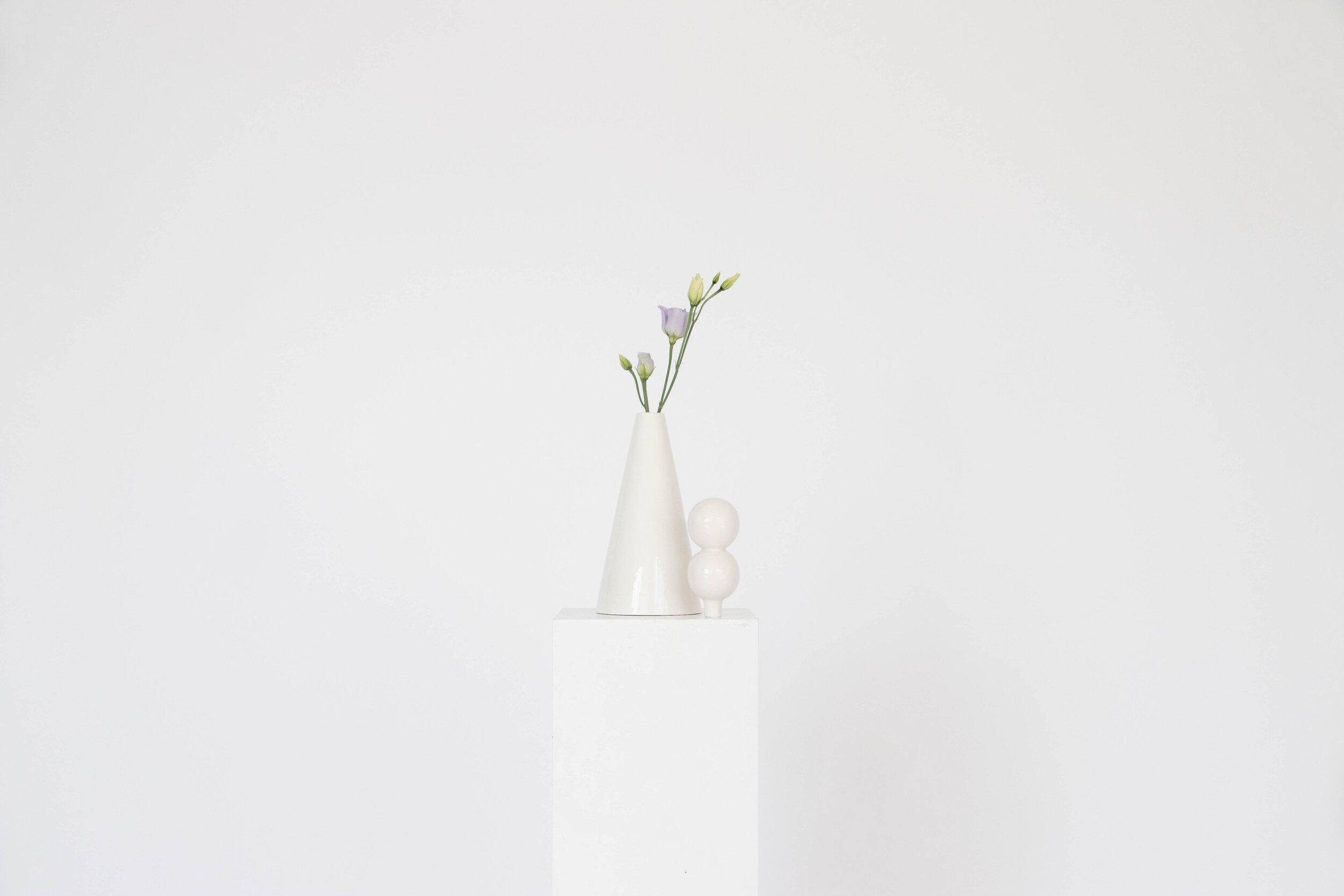 A Set of 8 White Glossy Kaori Vases by Valeria Vasi
Handmade in Barcelona, 2021
Materials: stoneware, clay
Dimensions: 30 x 10 cm
Also available in: terracotta, matt white. 

A sculptural stoneware vase entirely crafted in Barcelona by skilful
