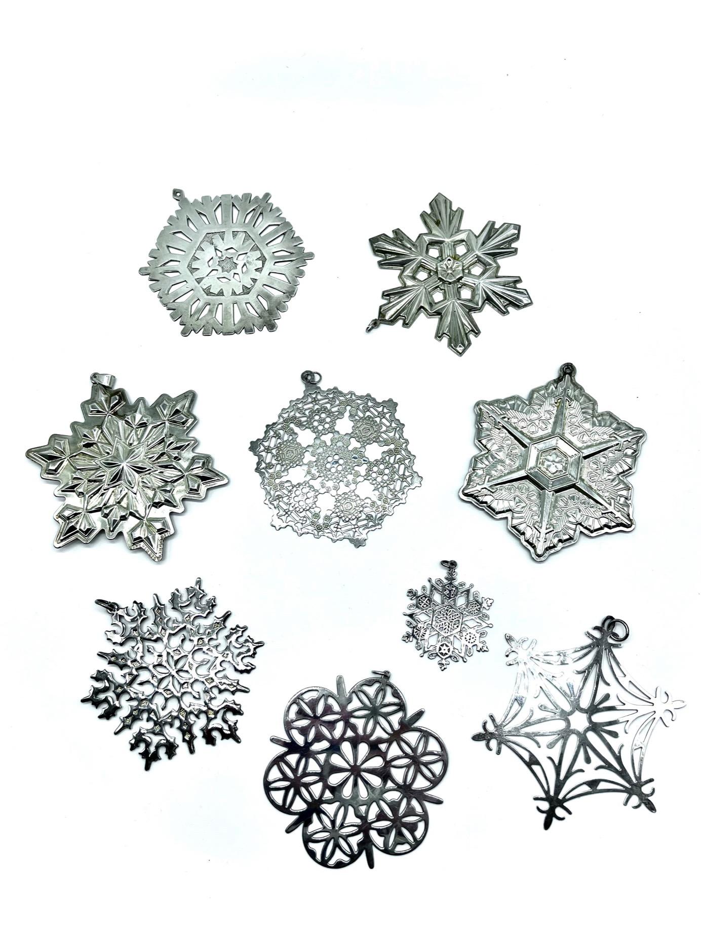 Conjunto de 9 adornos de copo de nieve de edición anual de plata estadounidense. Tres de Gorham Mfg. Co., Providence, RI, 1970-2017, con frentes en relieve y reversos planos, desde 2009 con relieve en ambos lados. Seis de las piezas fueron vendidas