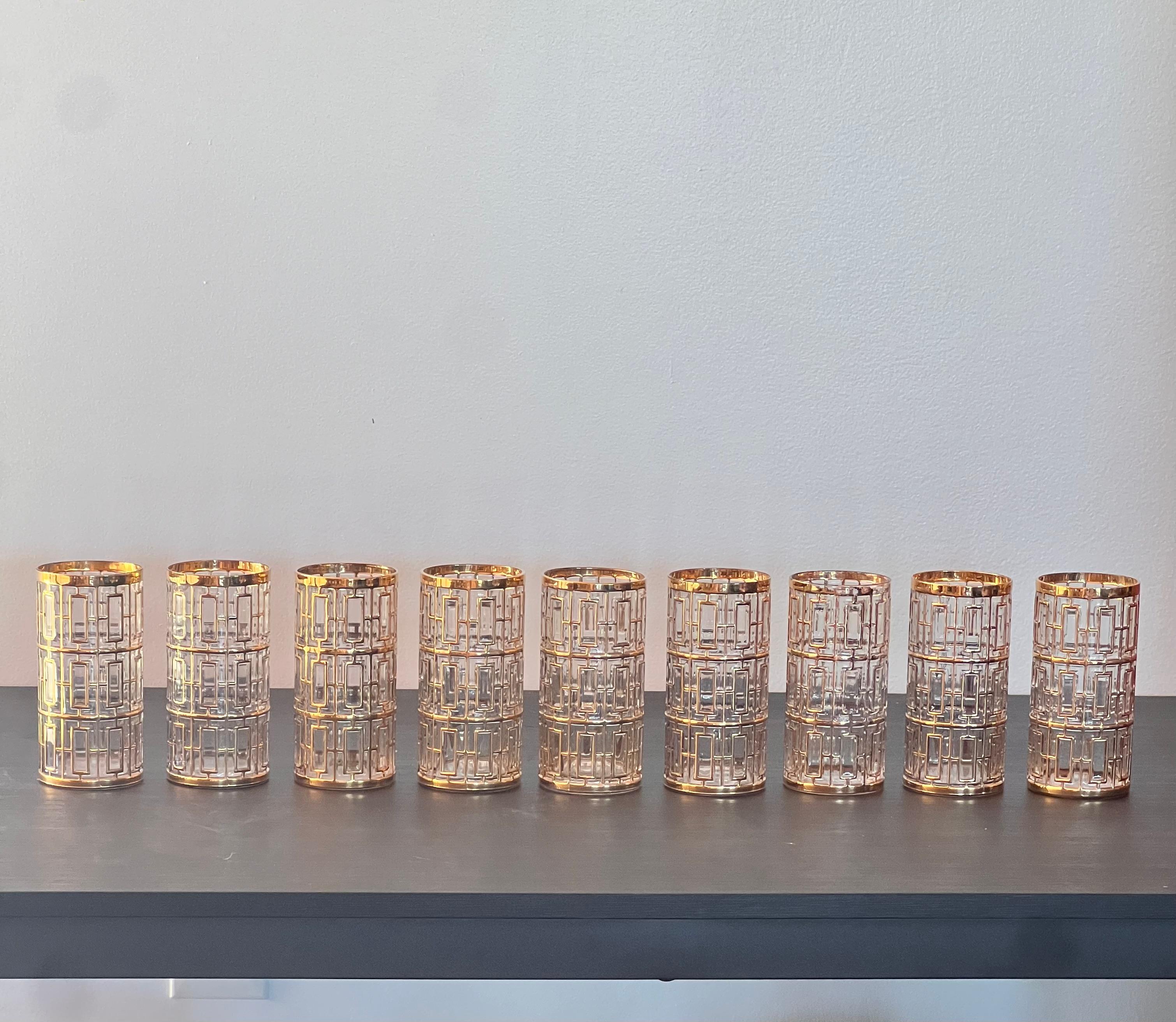 Ein Satz von neun Shoji-Gläsern mit goldenem Käfig von Imperial Glass Company, ca. Ende der 1970er Jahre. Mit ihrem Hollywood-Regency- und Chinoiserie-Flair verleihen diese auffälligen Becher jedem Barwagen Charme und raffinierten Glamour.