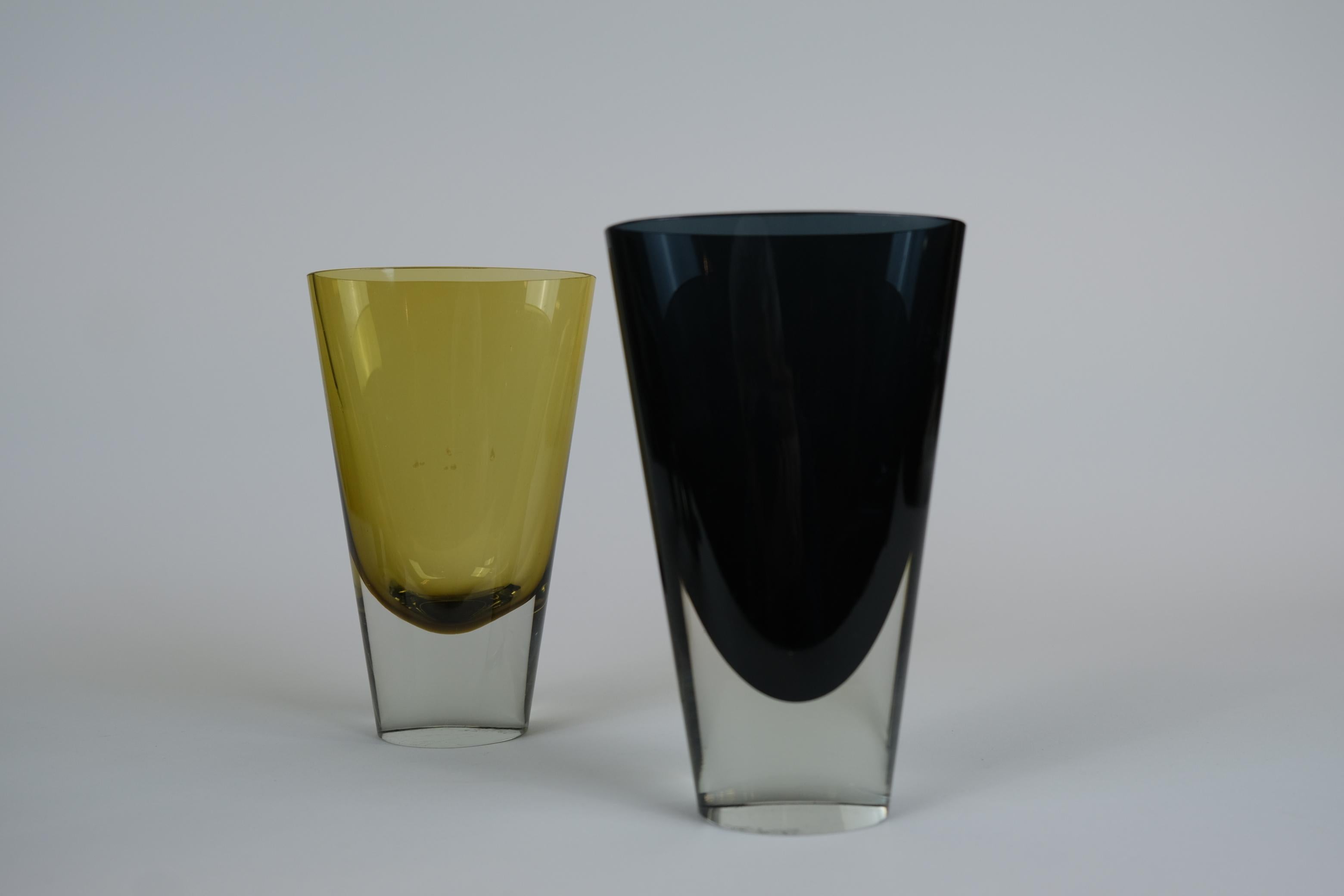 Vases colorés en verre conique avec des bords et des bases ovales, modèle KF 234. Ce modèle a été produit pendant la période 1955-1964. Les couleurs de ces deux vases sont du verre clair avec du bleu marine et du jaune installés. Les deux vases sont