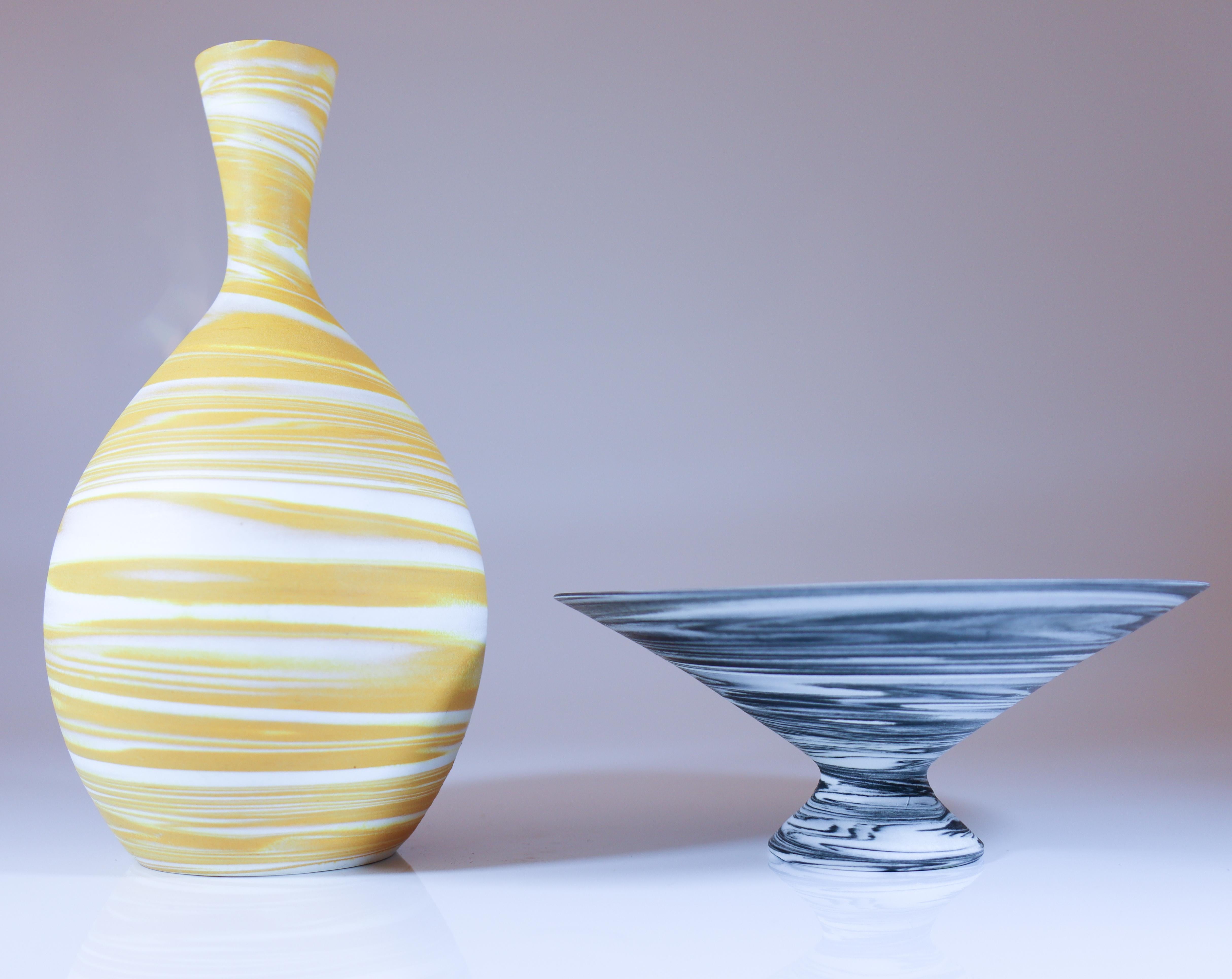 A set of a yellow & black swirl vase & bowl - Sven Wejsfelt Gustavsberg 1980s In Excellent Condition For Sale In Stockholm, SE