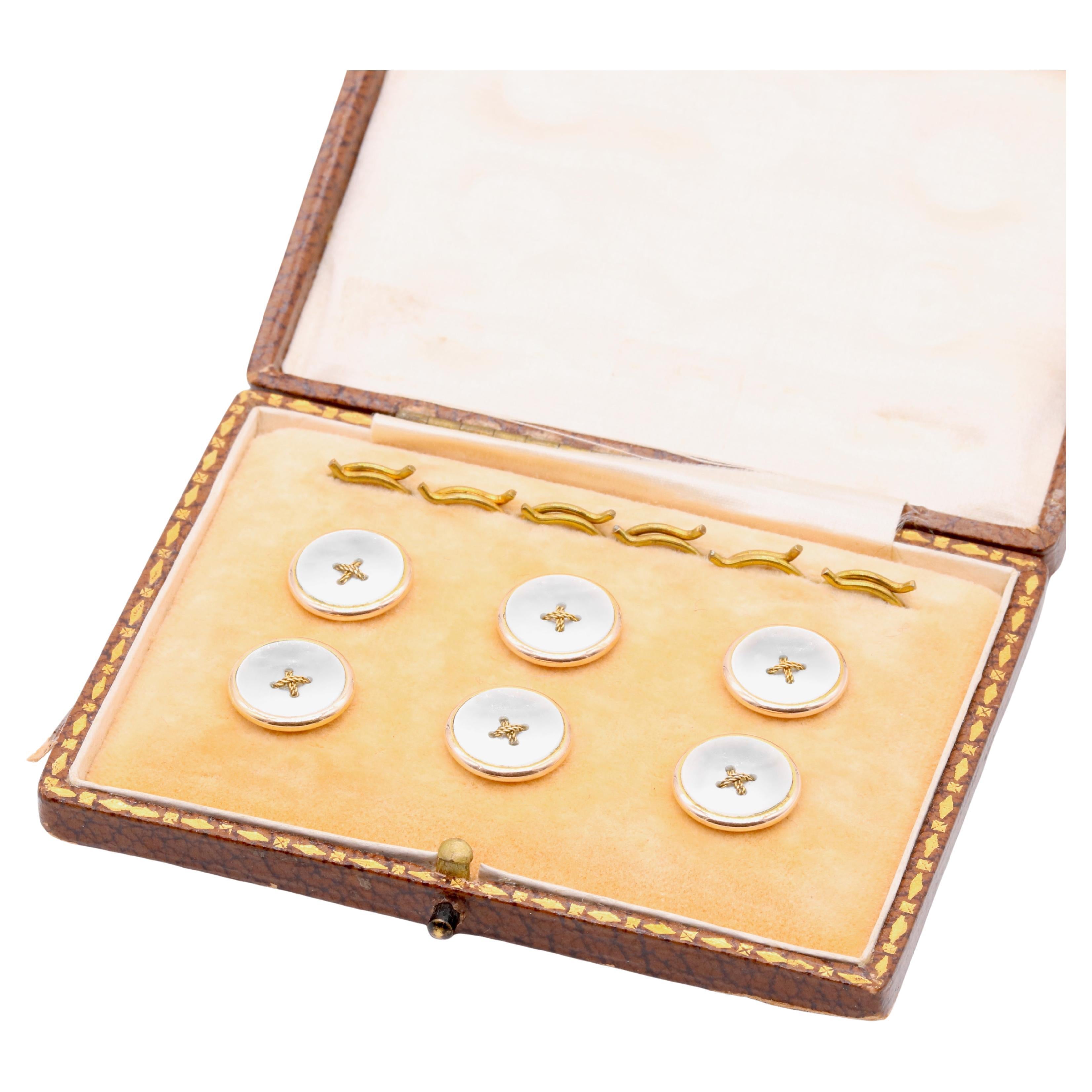 Un set di borchie antiche in oro giallo 14K con bottone di madreperla