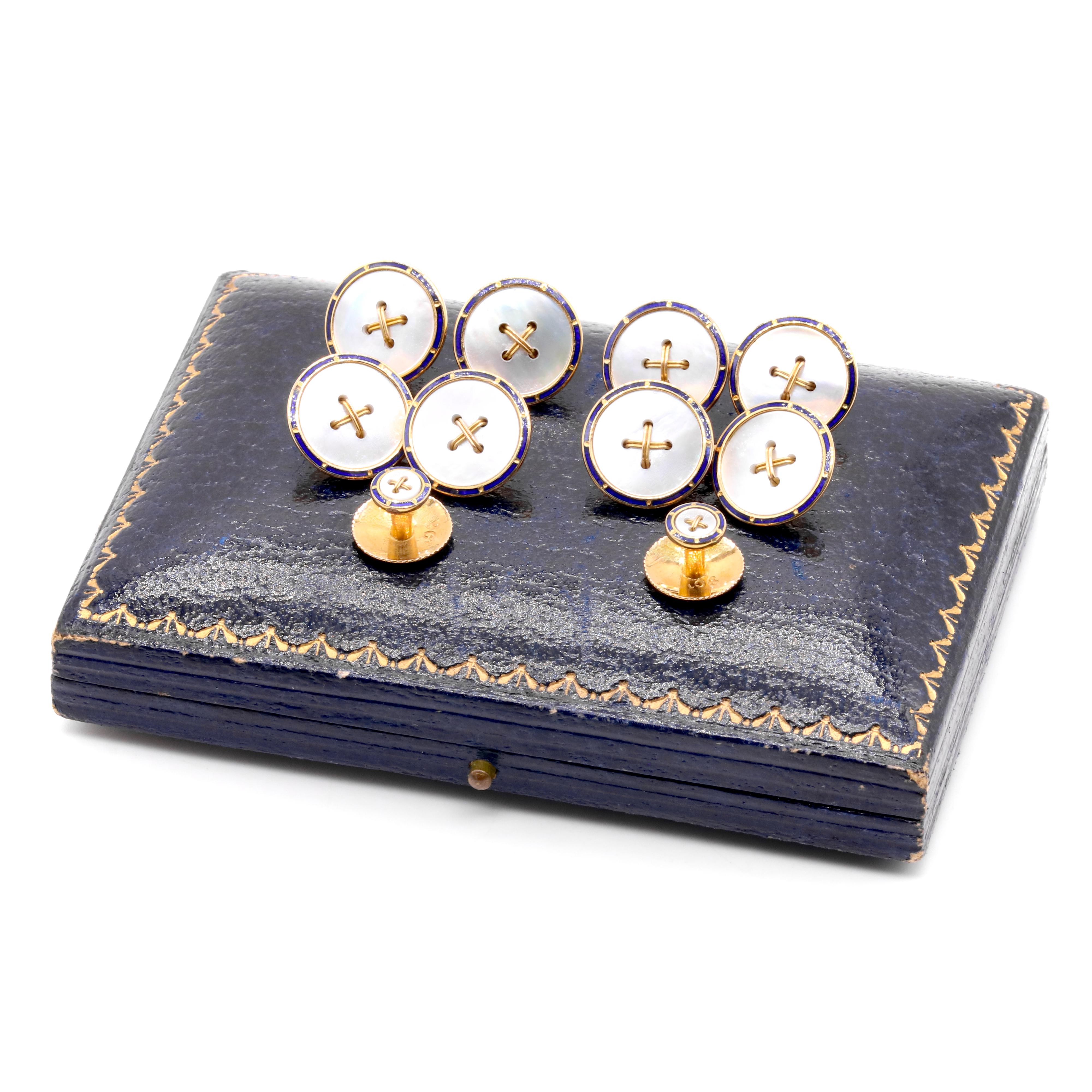 Edoardiano Un set di borchie e gemelli antichi in oro 9K con madreperla e smalto blu in vendita