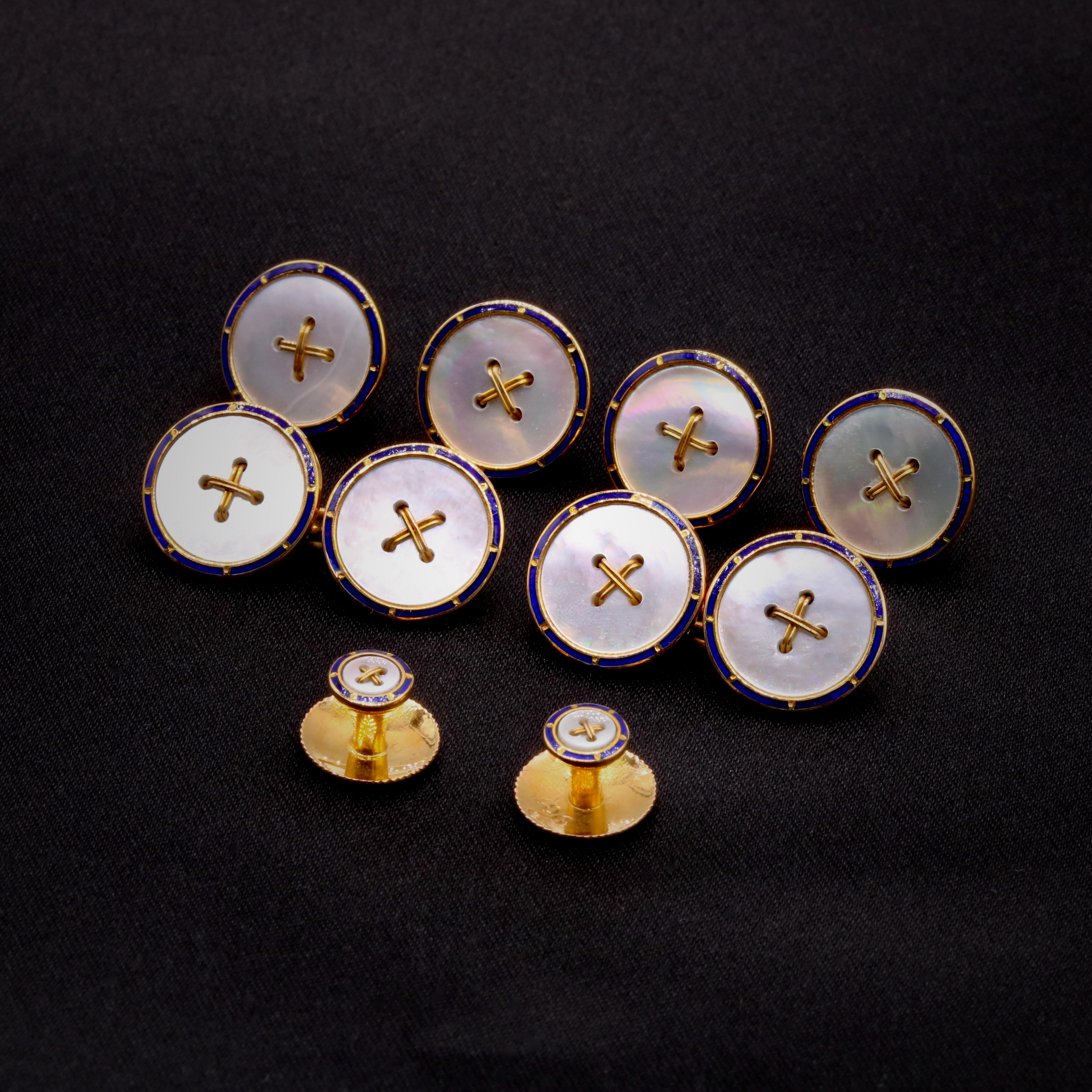 Un set di borchie e gemelli antichi in oro 9K con madreperla e smalto blu In condizioni buone in vendita a Staines-Upon-Thames, GB