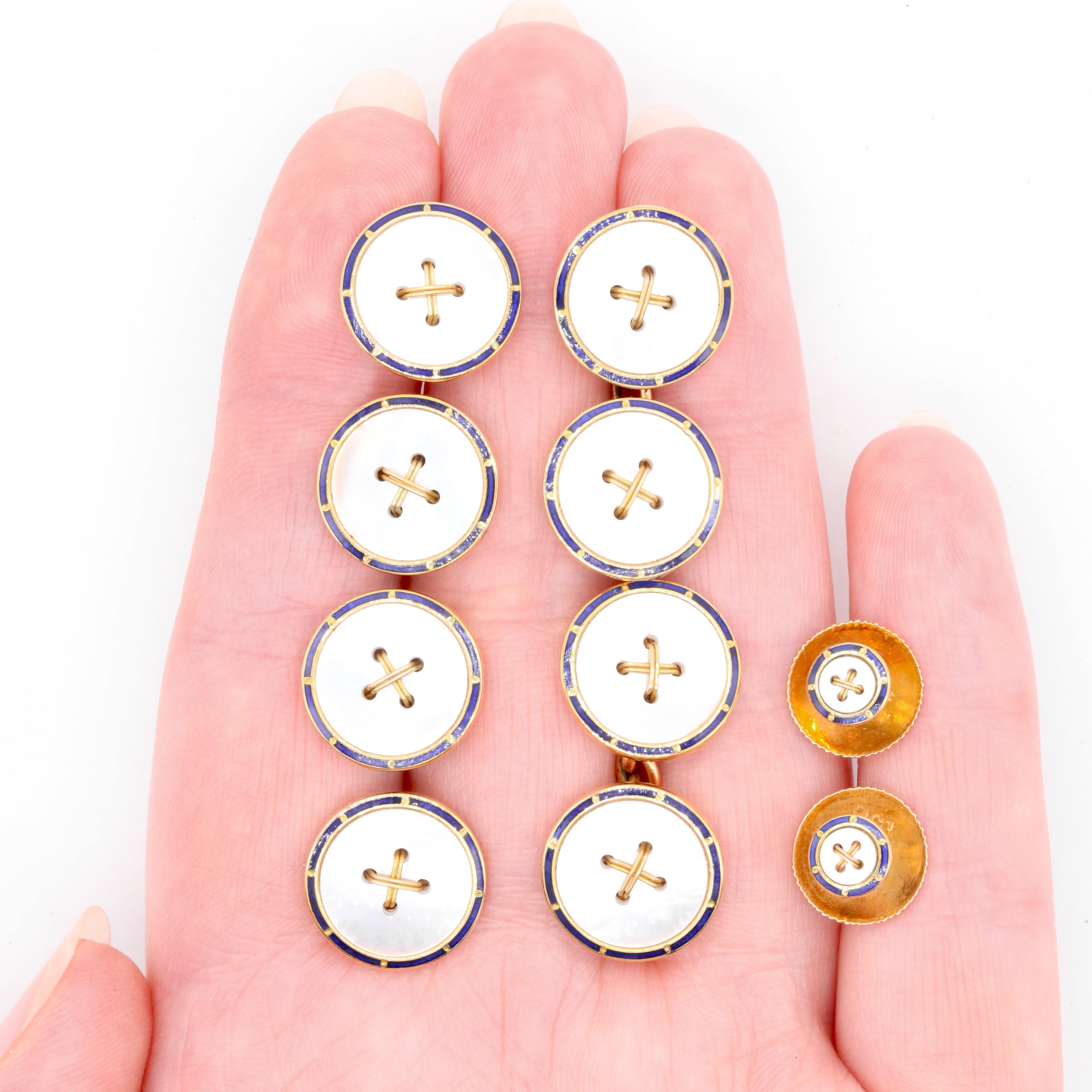 Un set di borchie e gemelli antichi in oro 9K con madreperla e smalto blu in vendita 4