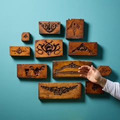 Un set di antichi stampi per cartigli in legno intagliato Ex. Collezione Tucker