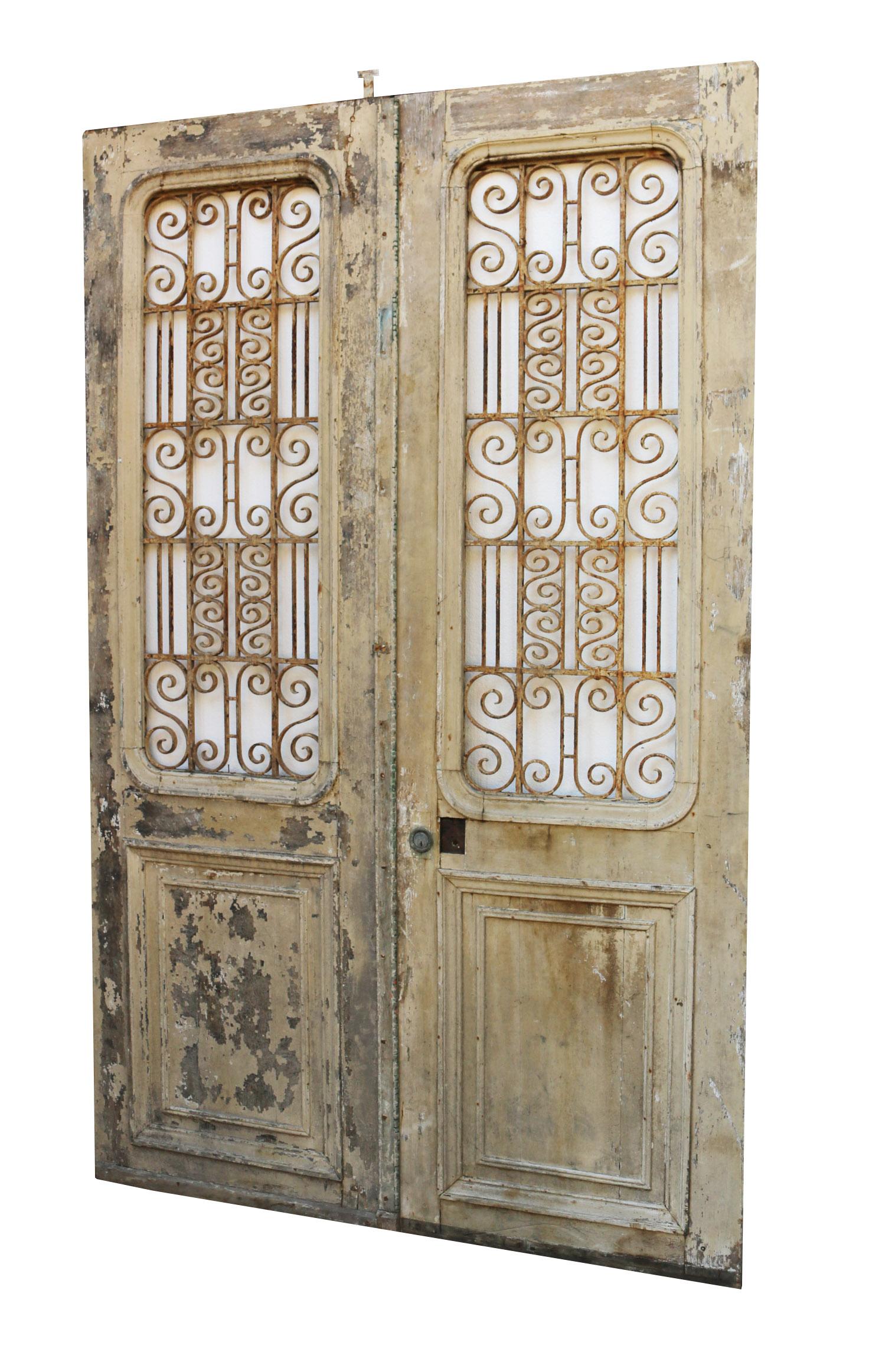 Ensemble de portes anciennes avec grilles en fer Bon état - En vente à Wormelow, Herefordshire