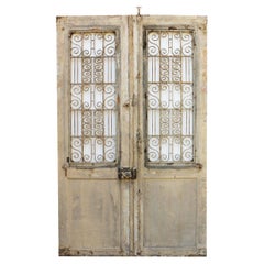 Ensemble de portes anciennes avec grilles en fer