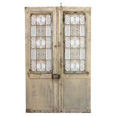 Juego de Puertas Antiguas con Rejas de Hierro