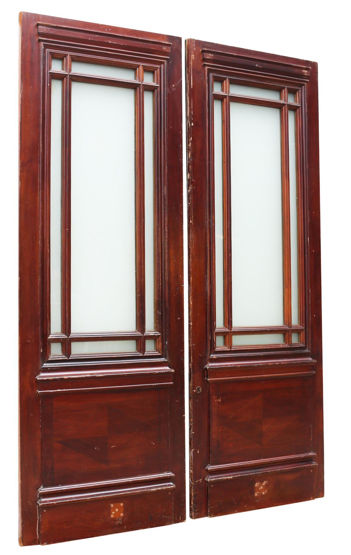 20ième siècle Ensemble de doubles portes vitrées anciennes en acajou en vente