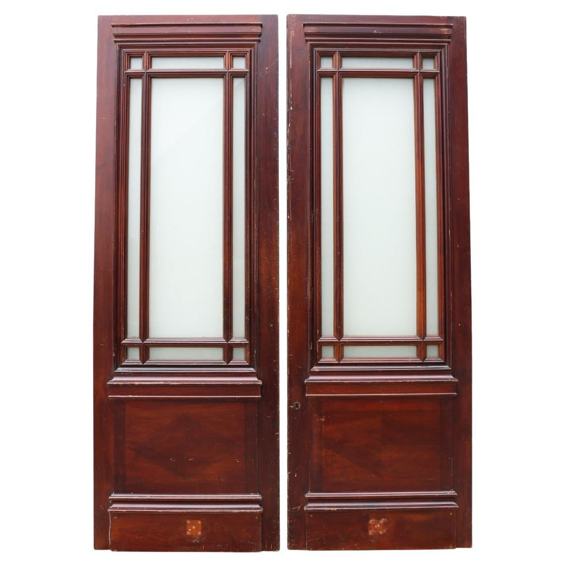 Ensemble de doubles portes vitrées anciennes en acajou en vente