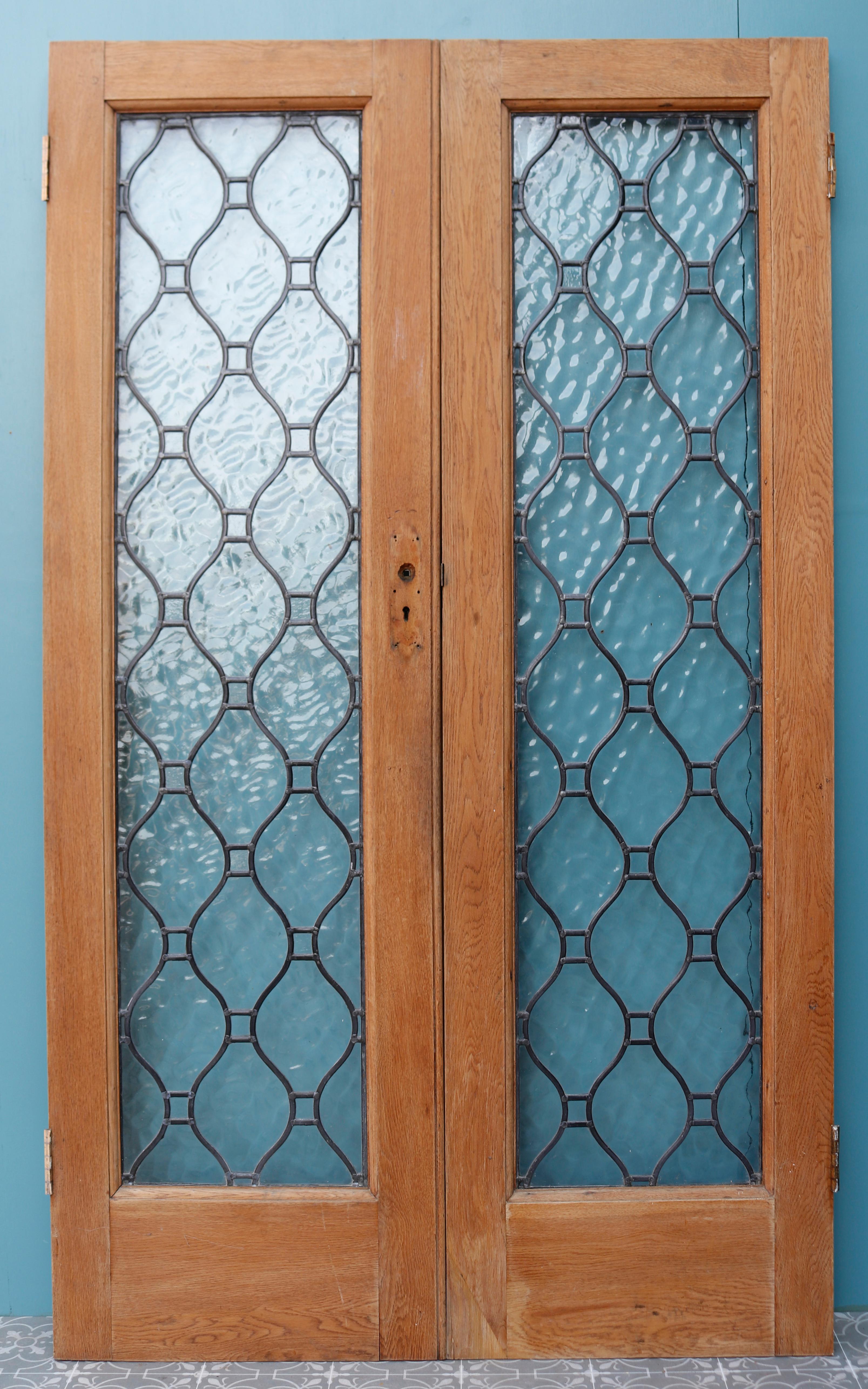 Set antik glasierter Eichenholz-Doppeltüren im Zustand „Gut“ im Angebot in Wormelow, Herefordshire
