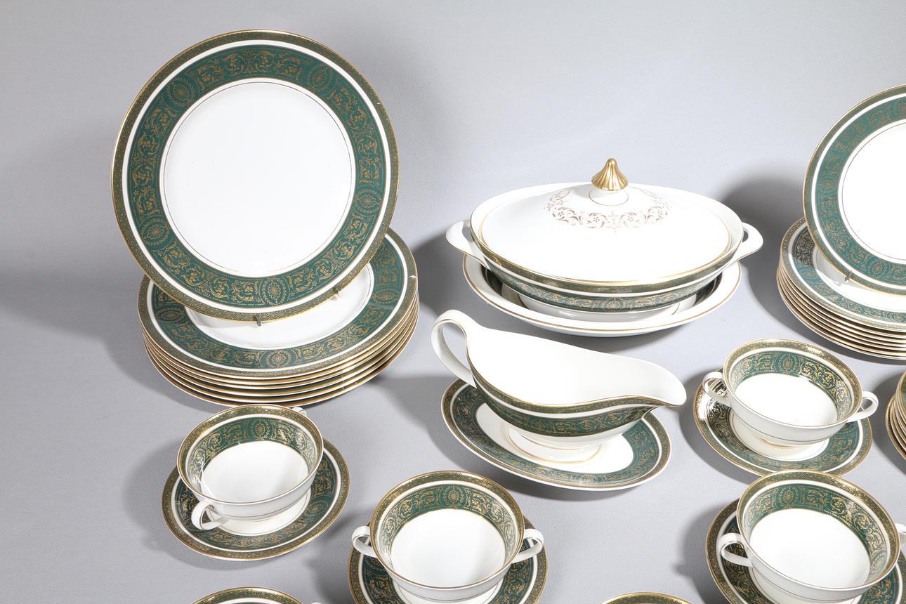 Late Victorian China Set of Antique Royal Doulton Vanborough Porcelian Dinner Ware Plates 1970s For Sale