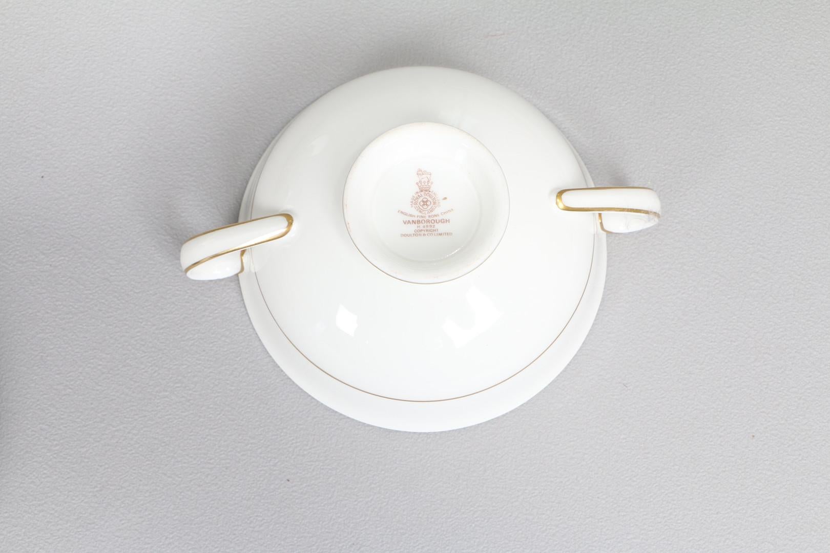 China Set of Antique Royal Doulton Vanborough Porcelian Dinner Ware Plates 1970s In Excellent Condition For Sale In Wembley, GB