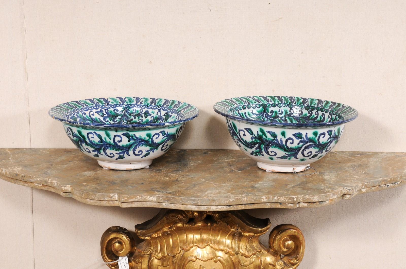 Ensemble de bols anciens en céramique espagnole à motif de feuillage et d'oiseaux en vente 3