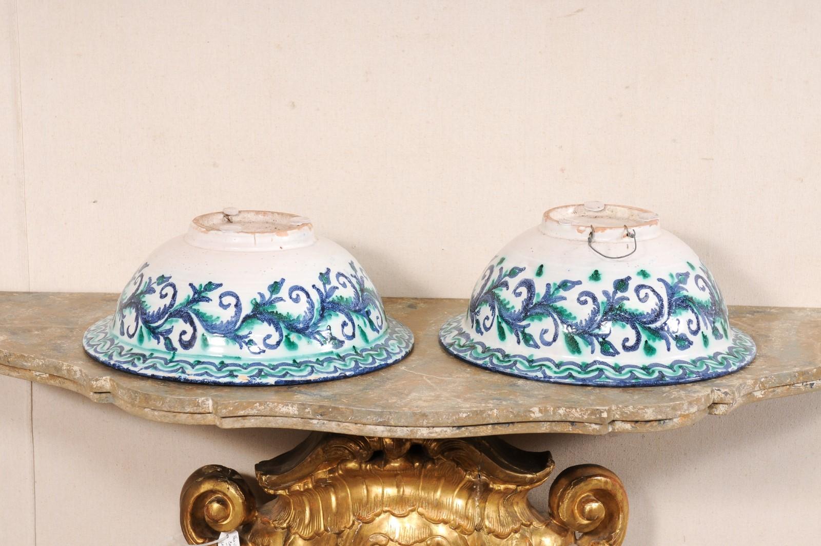 Ensemble de bols anciens en céramique espagnole à motif de feuillage et d'oiseaux en vente 4