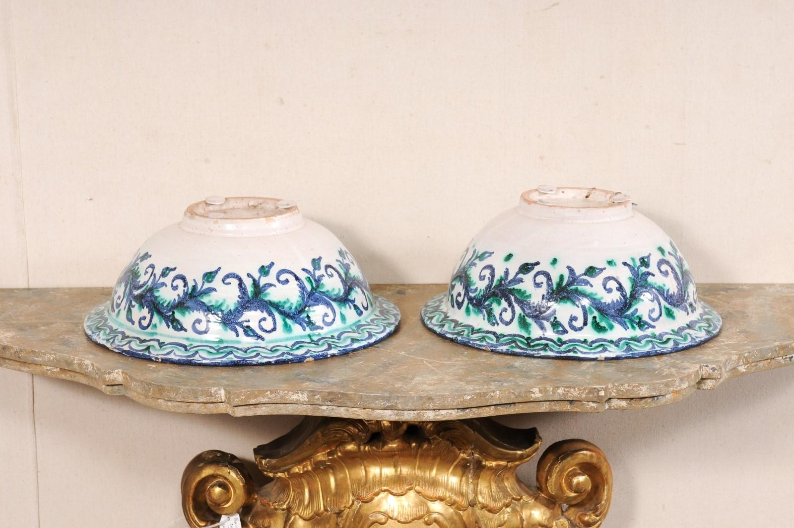 Ensemble de bols anciens en céramique espagnole à motif de feuillage et d'oiseaux en vente 5