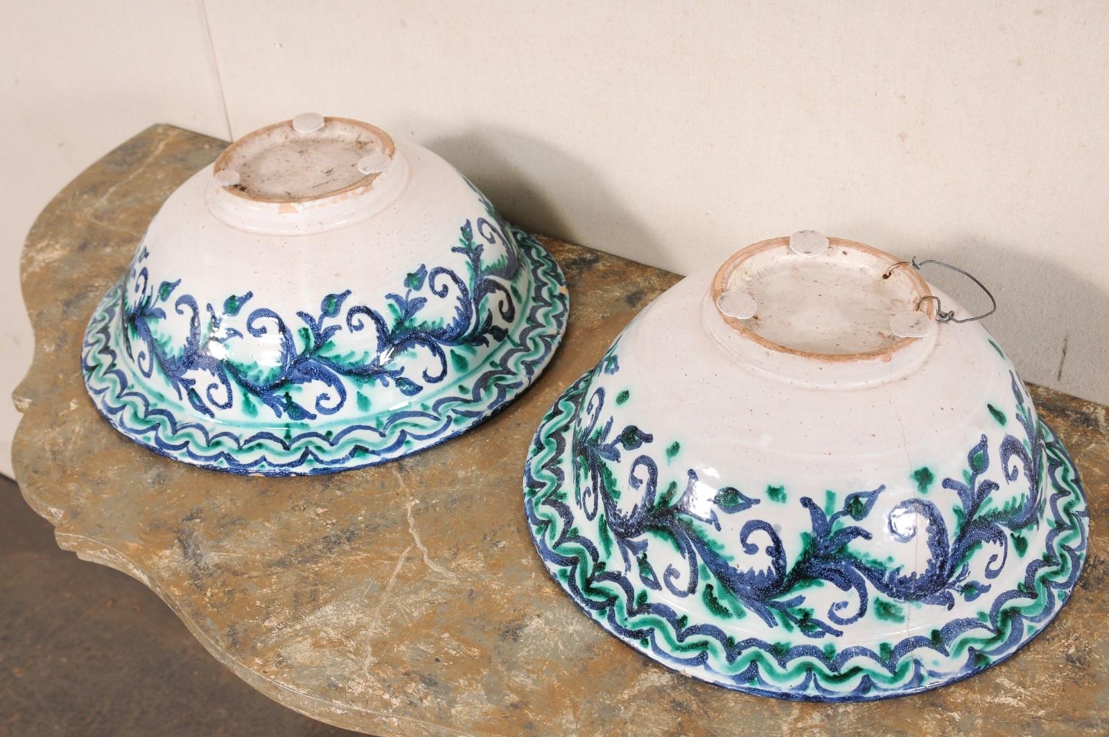 Ensemble de bols anciens en céramique espagnole à motif de feuillage et d'oiseaux en vente 6