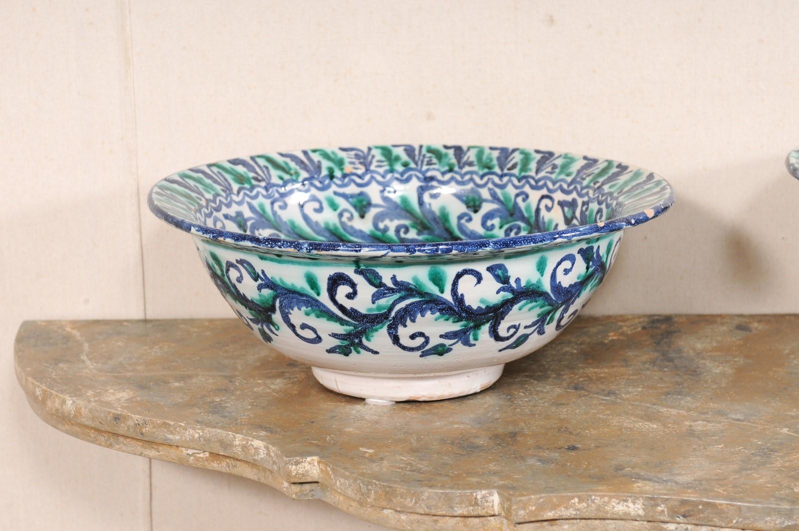 Espagnol Ensemble de bols anciens en céramique espagnole à motif de feuillage et d'oiseaux en vente