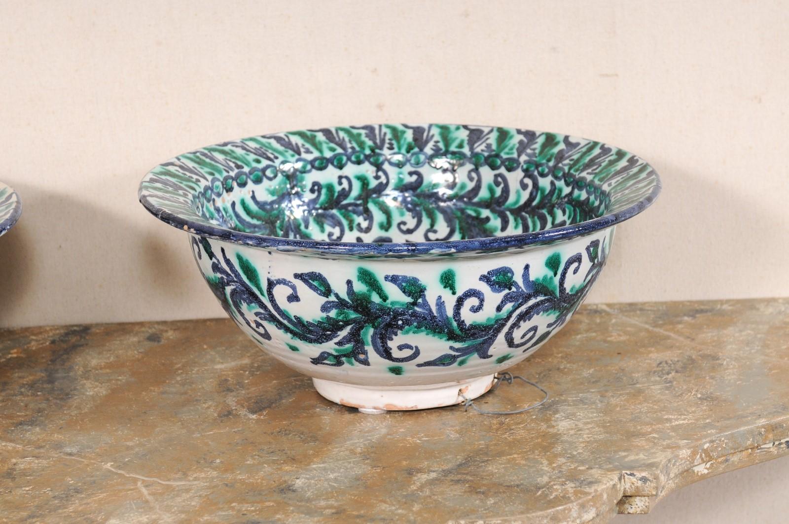 Fait main Ensemble de bols anciens en céramique espagnole à motif de feuillage et d'oiseaux en vente